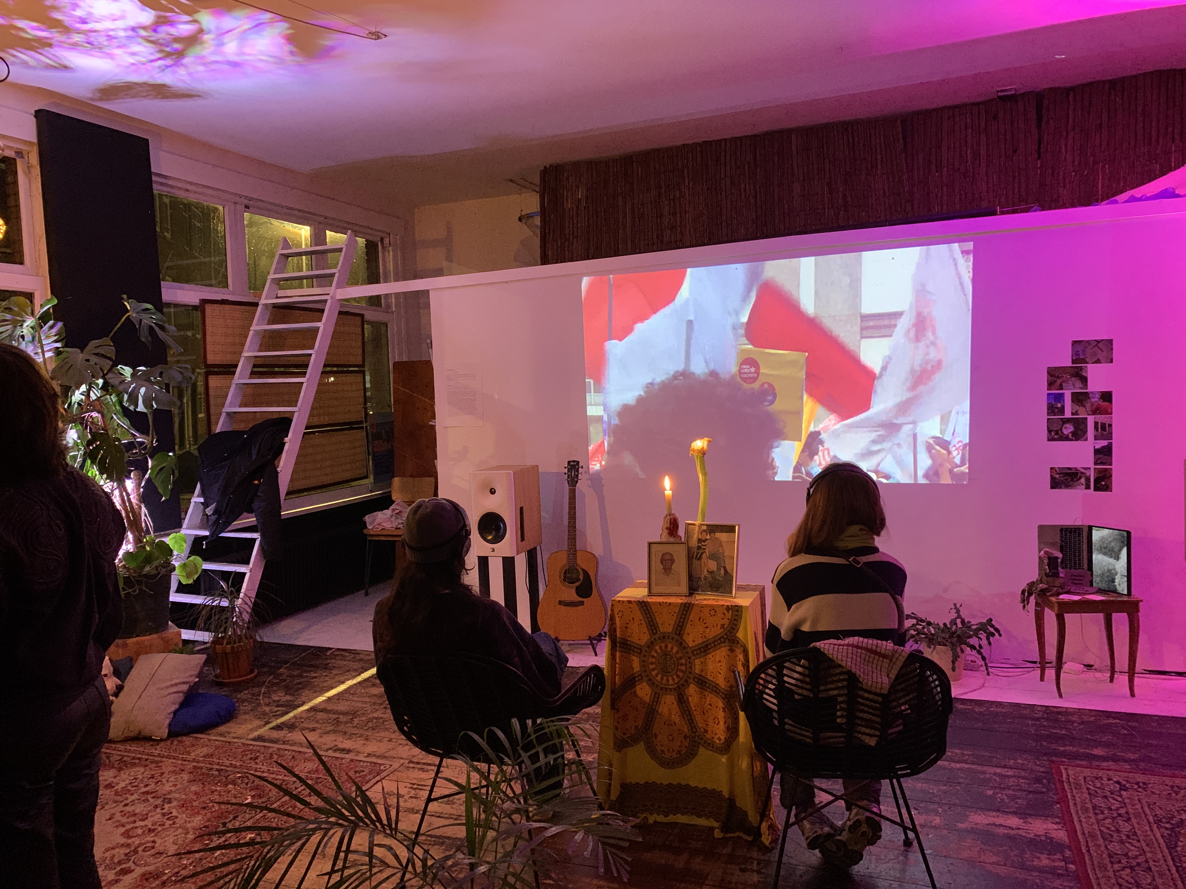 Two guests watching Protelado Passado (A Past Deferred)