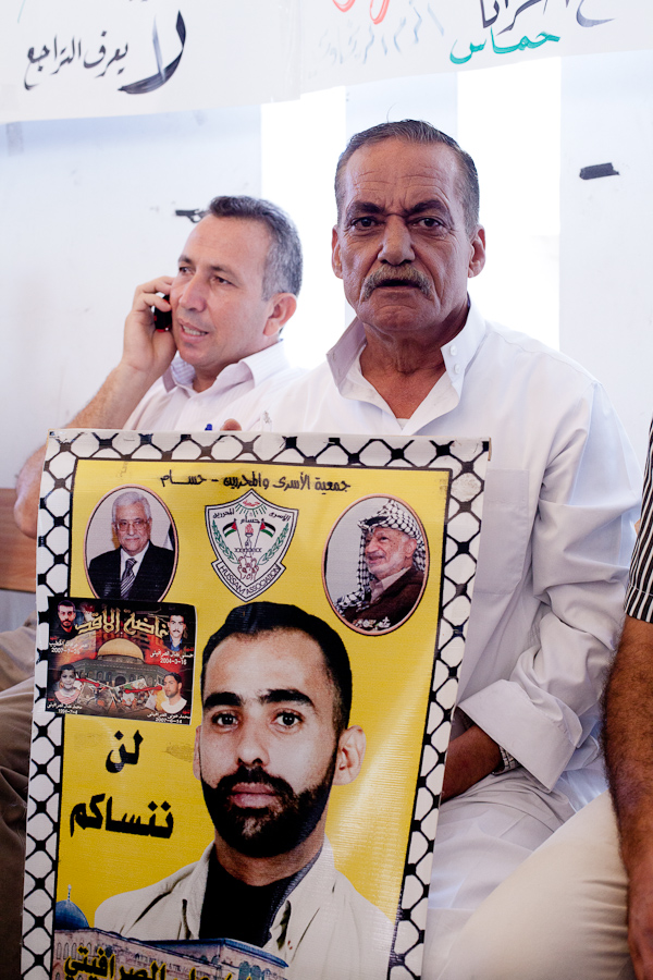 Gaza, été 2012. Cet homme n'a pas vu son fils depuis des années. Il ne sait pas aujourd'hui à quoi il ressemble. Il a été condamné à plusieurs décennies d'enfermement. Il me montre sur son affiche d'autres visages, ceux de membres de sa famille proche tués ou emprisonnés. Tous les lundis à 10h, une manifestation de soutien aux prisonniers est organisée devant les locaux de la Croix Rouge. Les proches de détenus et des anciens prisonniers s'y retrouvent. Le but de cette action est que l'on n'oublie pas les prisonniers palestiniens qui croupissent dans les geôles israéliennes, dans des conditions détestables.