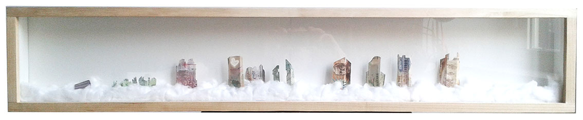 TRANSFORMATION MONÉTAIRE PARADIS, 2016. 24 x 126 cm origami de monnaies plastiques, coton, peau d’agneau