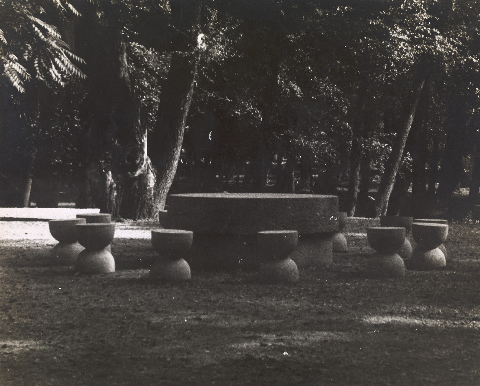 © Constantin BRANCUSILa Table de Silence à Tirgu Jiu, 1938Vintage silver gelatin print 24,1 x 29,5 cm