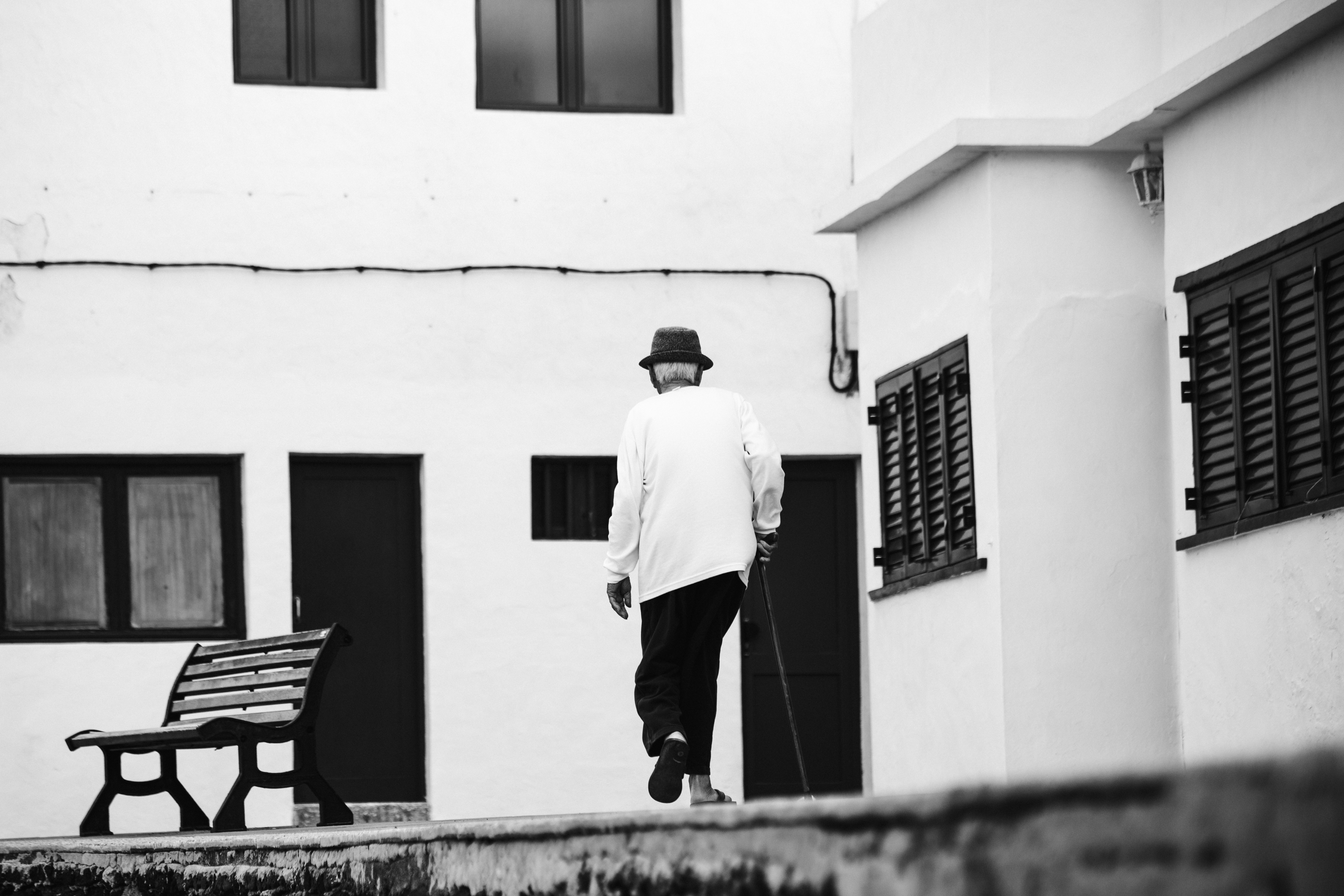 - Yo pienso que convertir los sentimientos en matemáticas es realmente algo muy complicado y muy hermoso - La tarea, la tarea del arte es esa, es transformar, digamos, lo que nos ocurre continuamente, transformar todo eso, en simbolos, transformarlo en música, transformarlo en algo que puede perdurar en la memoria de los hombres, es nuestro deber ese, tenemos que cumplir con eso, si no nos sentimos muy desdichados. 🖤  ~Fragmento de entrevista a Jorge Luis Borges Por Joaquín Soler Serrano 1976