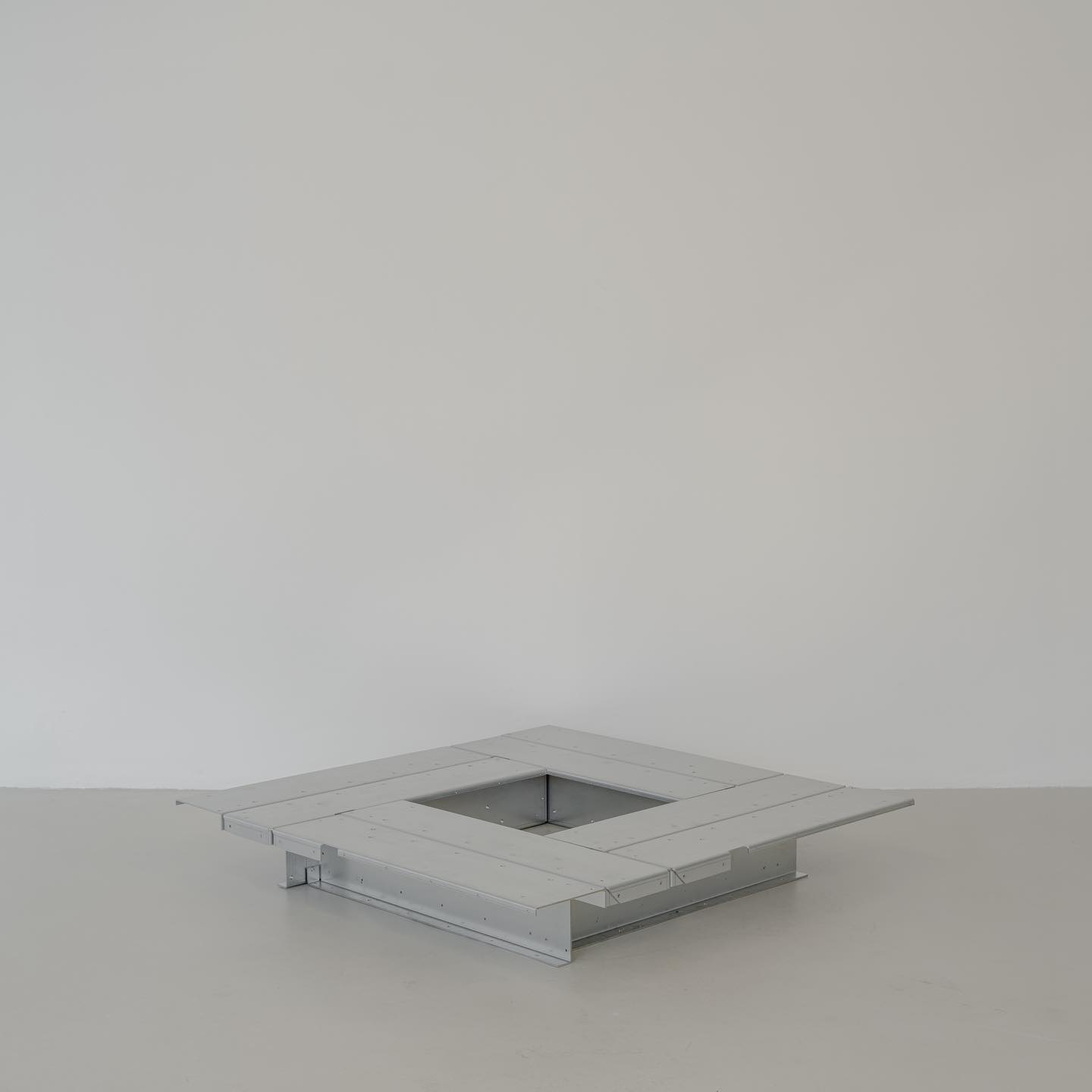 Autocrat Table, 2022. Photo ©Jereon Verrecht