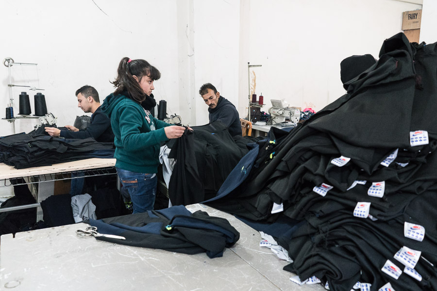 Quartier de Bayramtepe, Istanbul. Originaires d'Afrin, les travailleurs de cet atelier sont tous de la m&ecirc;me famille. La manufacture est ouverte depuis 8 mois. Ahmed, 17 ans, qui supervise le travail, explique qu&rsquo;ils bossent en partenariat avec un kurde de Turquie, mais qu&rsquo;ils sont quand m&ecirc;me ind&eacute;pendant "c'est bien mieux comme &ccedil;a que de travailler directement pour un patron, souvent ils ne payent m&ecirc;me pas les salaires".