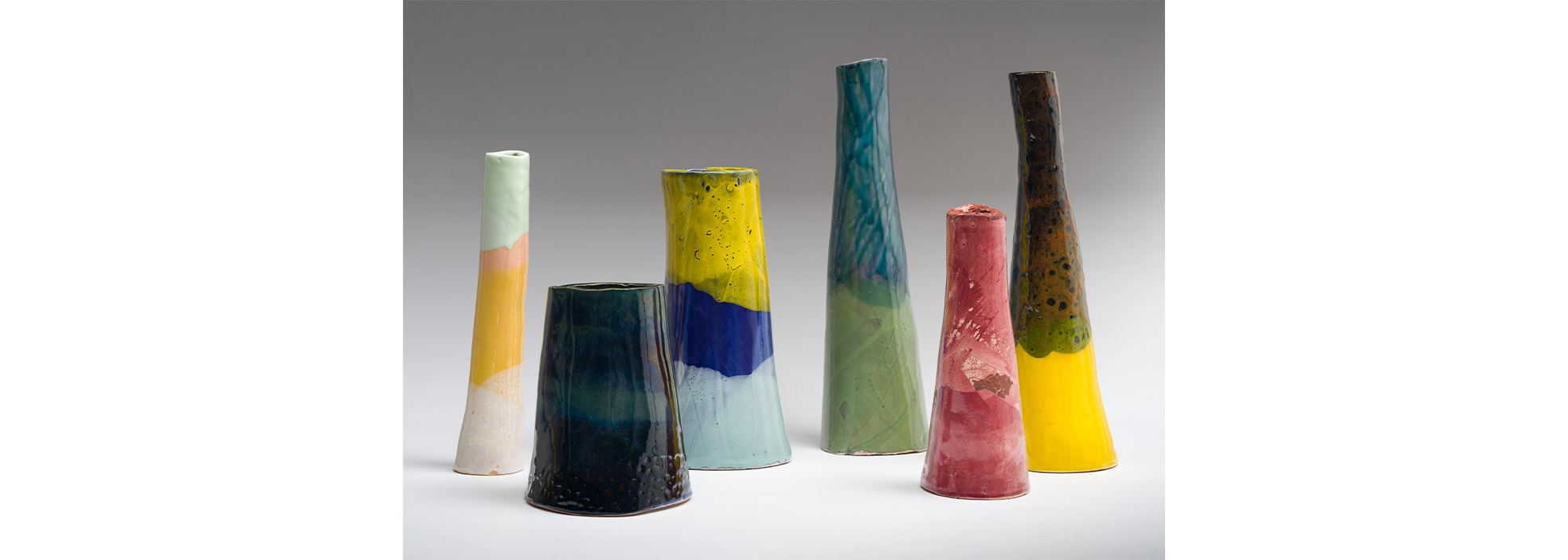 Sin título, 2022. Cerámica esmaltada, medidas desde 20 x 16 cm a 43 x 14 cm.