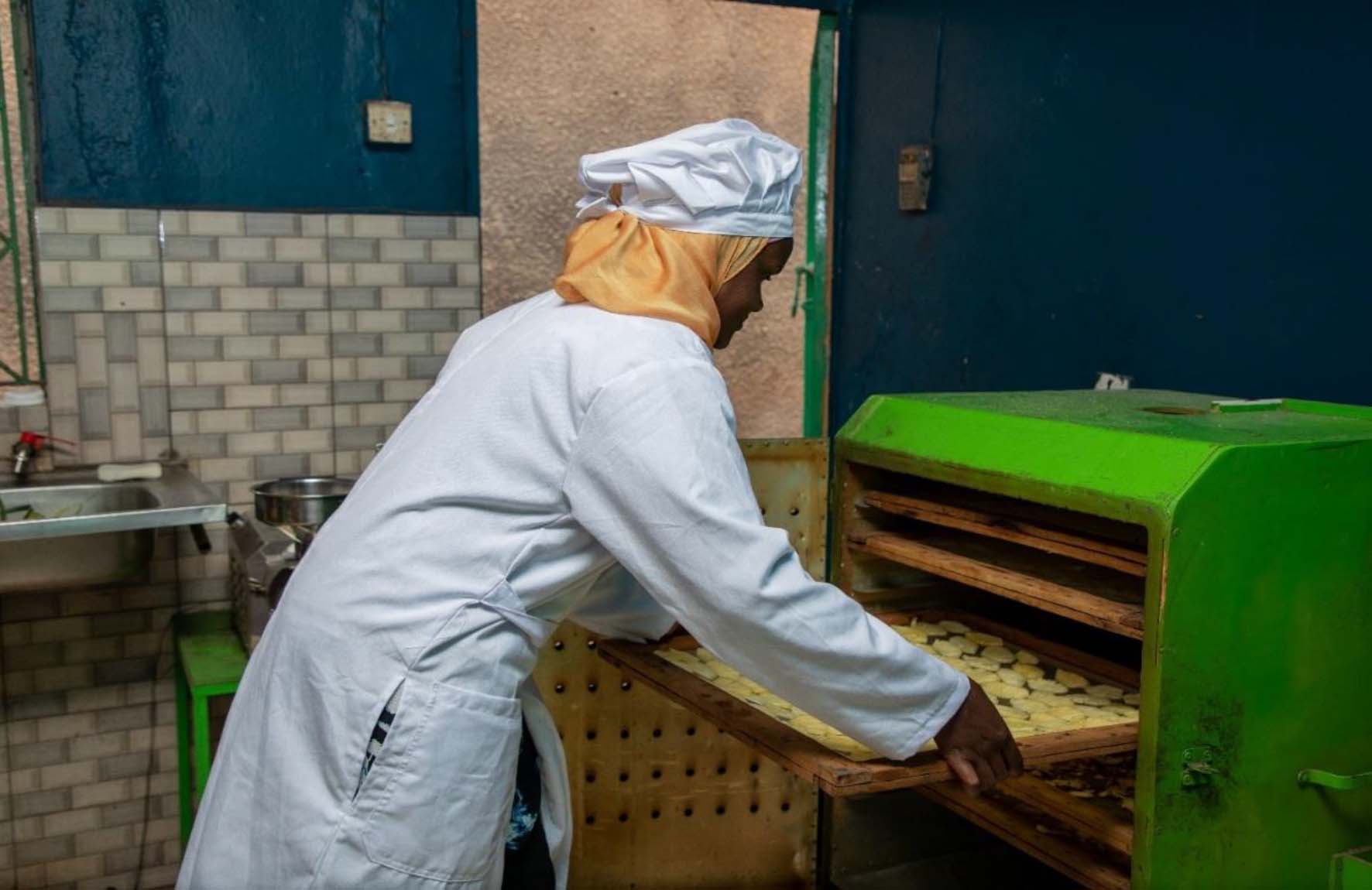Le déshydrateur est essentiellement un four à basse température qui utilise de l'air pulsé chauffé par une petite quantité de charbon de bois au fond. Il faut 8 heures pour qu'un lot d'ananas atteigne la texture d'un bonbon.