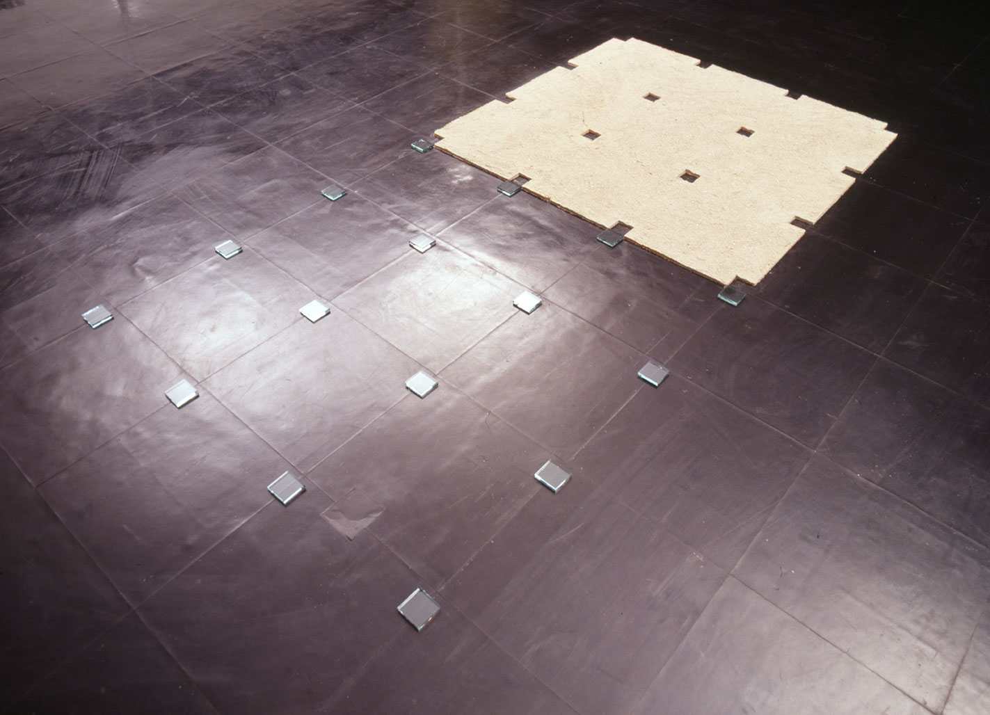 1990   I   sem título   I   vidro e areia   I   5x150x300 cm