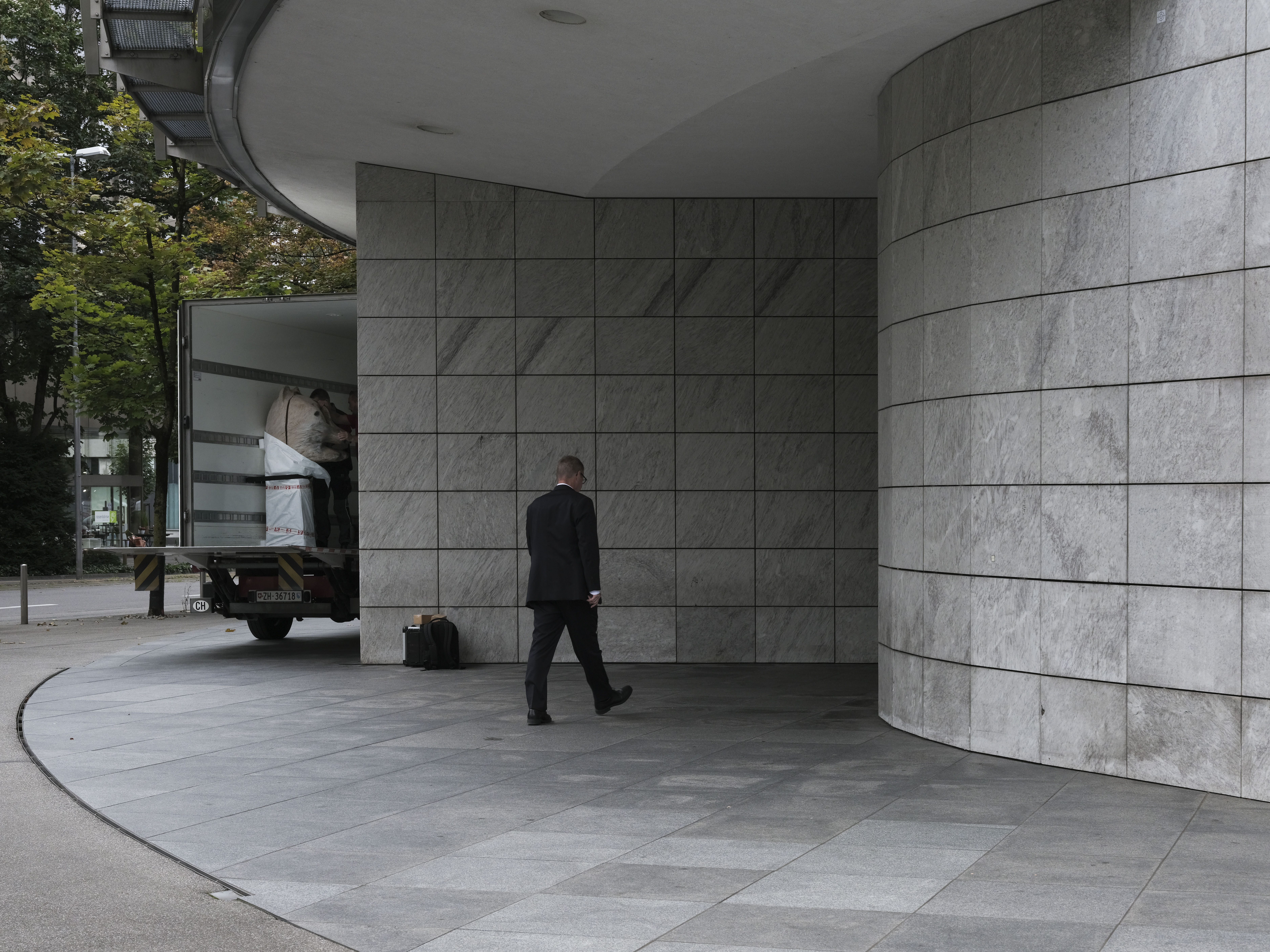Entrée dans la banque UBS à Zug. Une oeuvre d'art est en train d'être déménagée.