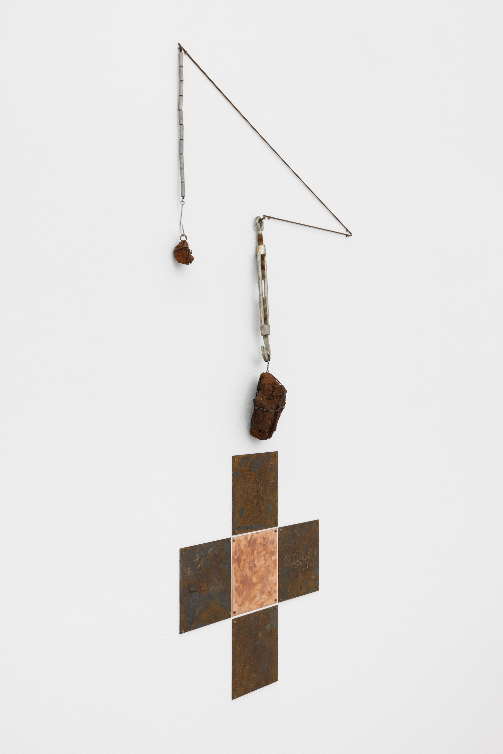 EQUAÇÃO PARA CRIAR UM CORPO QUE INFLAMA 3 Ferro, cobre, pedras de minério de ferro. 120 x 60 x 7 cm. 2023