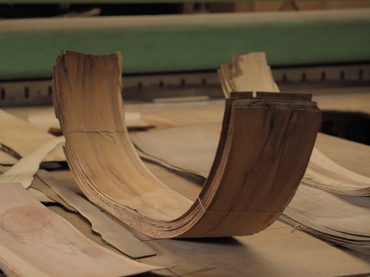 09.2020  Visite et tournage chez Georges Fils. Atelier de fabrication de placage traditionel, basé à Bagnolet depuis un siècle. Son gérant a racheté des scies de placage du début du XXè siècle. Elles fonctionnent encore. 