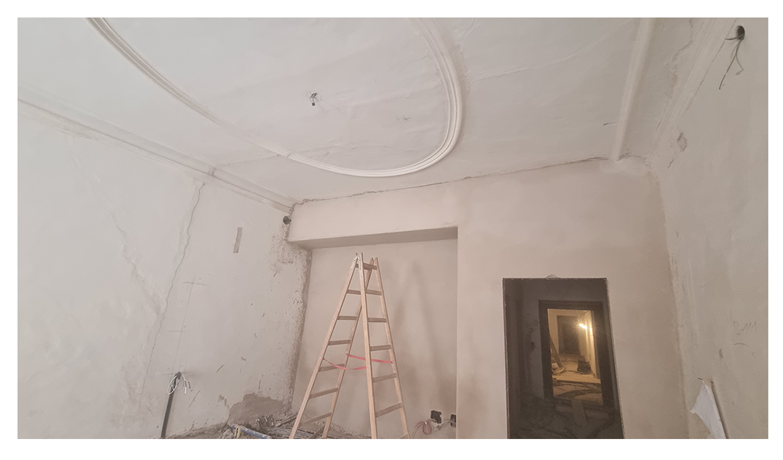 Ein Eckprofil endet abrupt in einer neu eingezogenen Wand