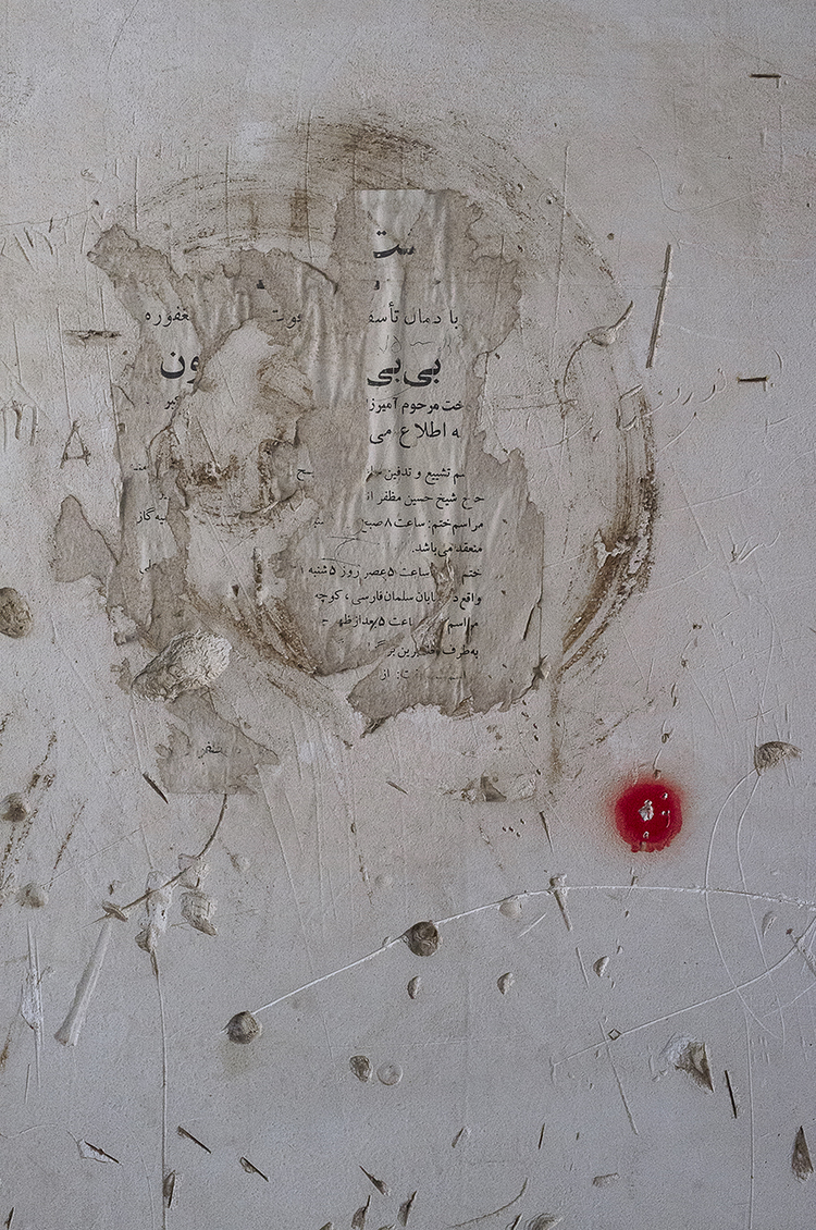 Foto de carteles rotos y viejos persas farsi en Irán