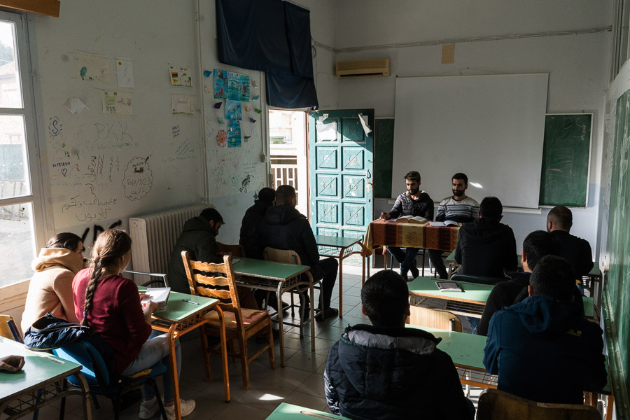 4 jours par semaine, des discussions sont organis&eacute;es sur les questions politiques, culturelles...