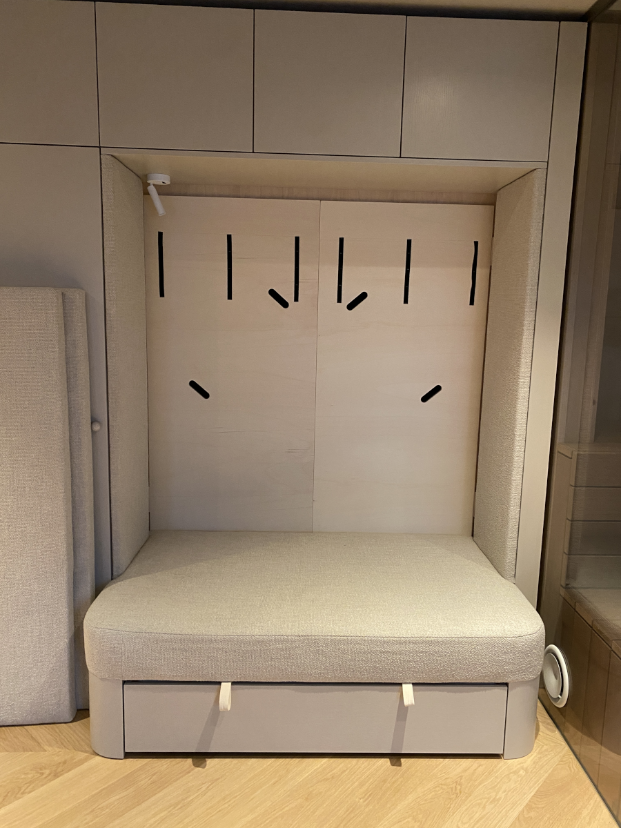  Herausnehmbare Nischenr&uuml;ckwand zwecks Erreichbarkeit von Strom- und Rohrleitungen.