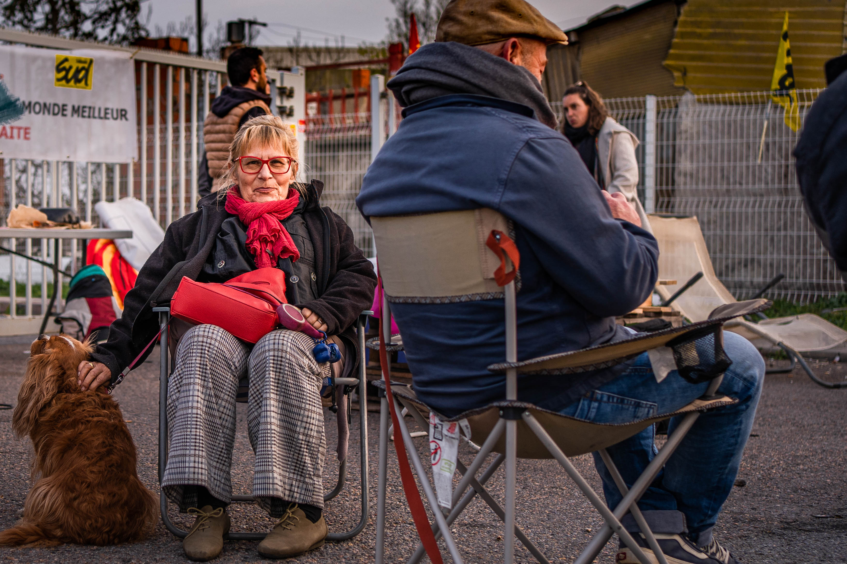 Le lieu se remplit au fur et &agrave; mesure de la journ&eacute;e. Des personnes de tous &acirc;ges et de tous horizons se joignent en soutien aux postiers. Des amis et des visiteurs vont et viennent jour apr&egrave;s jour. La PPDC devient un lieu de rencontre, des amiti&eacute;s se nouent, les soutiens sont divers et g&eacute;n&eacute;reux. Diverses professions expriment &eacute;galement leur soutien&nbsp;: les salari&eacute;s d&rsquo;EDF, les cheminots, les professeurs, les p&eacute;nitenciers, etc. Une professeur se plaint&nbsp;: &laquo;&nbsp;plus personne ne fait gr&egrave;ve&nbsp;&raquo;. 