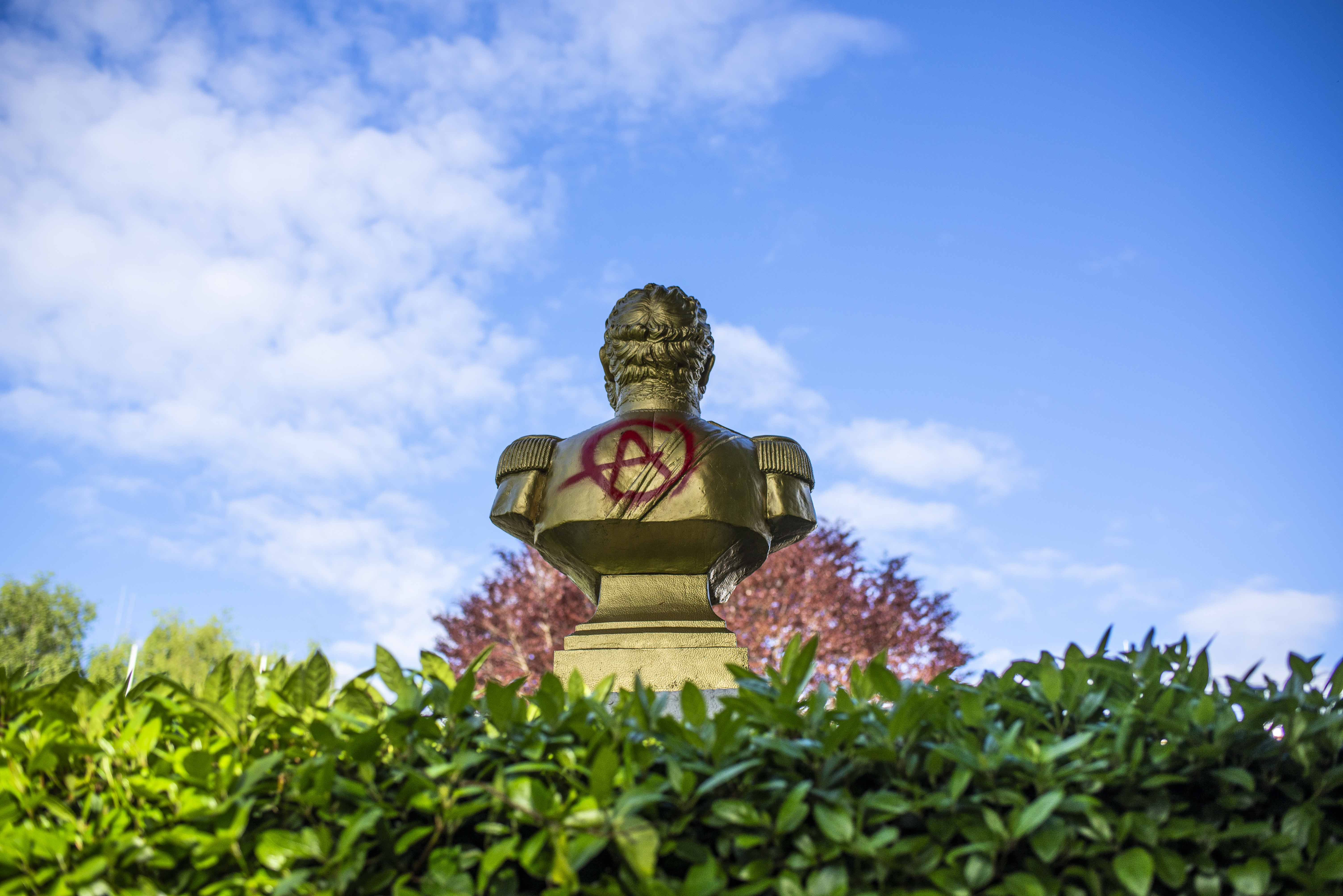 Estatua de Bernardo O'Higgins en plaza de Valdivia durante las protestas sociales de 2019