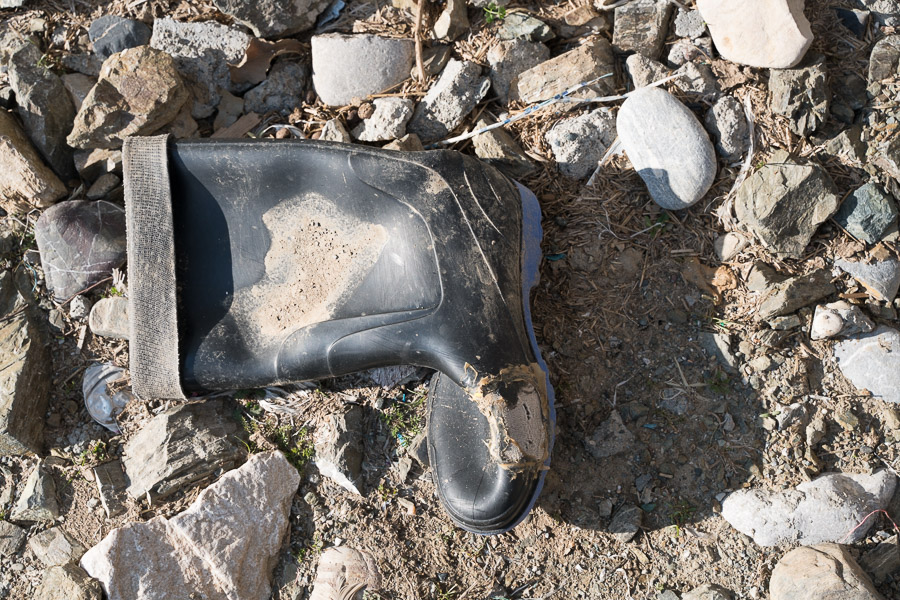 Zale, Kurdistan, Irak. Cette botte appartenait &agrave; un kolbar qui s'est noy&eacute; en tentant de passer la rivi&egrave;re quelques jours auparavant. Ag&eacute;, les tentatives de r&eacute;animation n'ont pu le ramener &agrave; la vie. La fermeture de la fronti&egrave;re a pr&eacute;caris&eacute; davantage les travailleurs de la montagne.