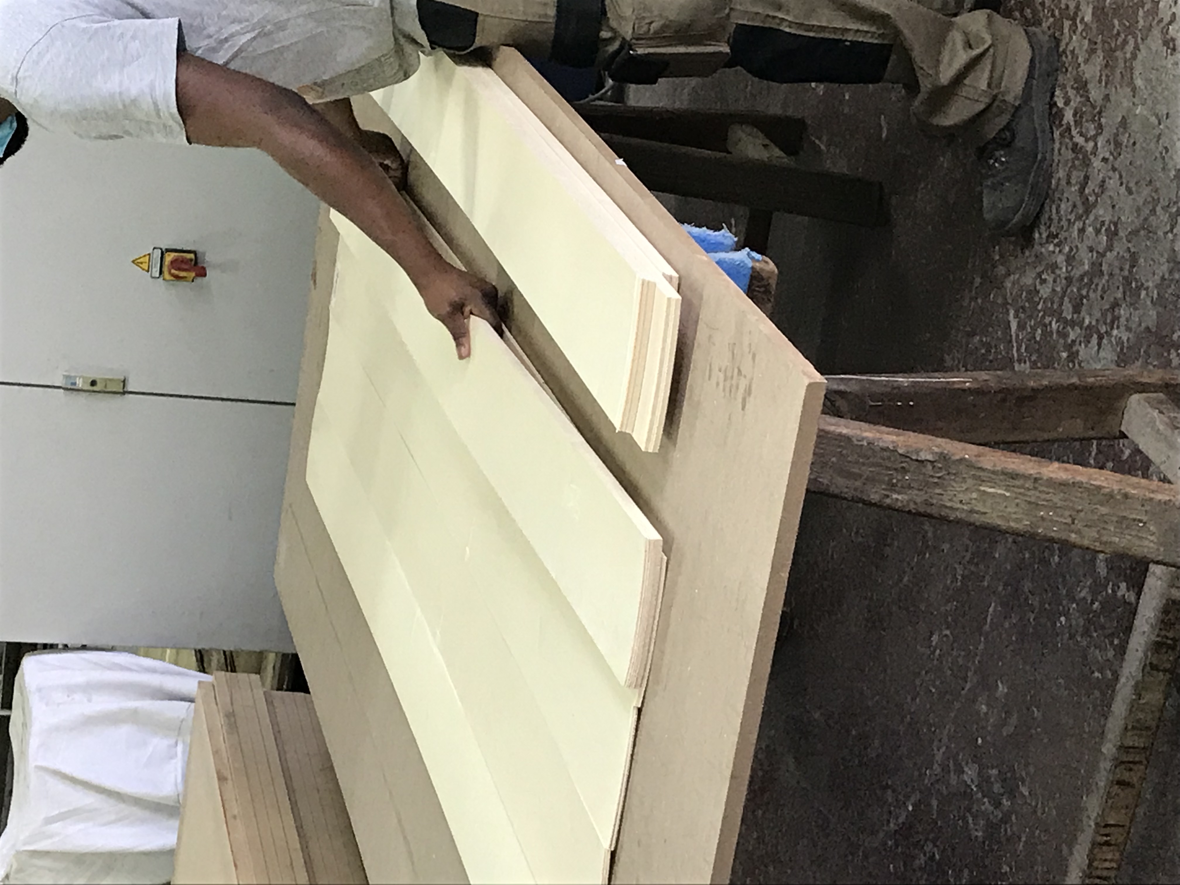 Il dispose les plaques côte-à-côte en fonction de la largeur du produit final 