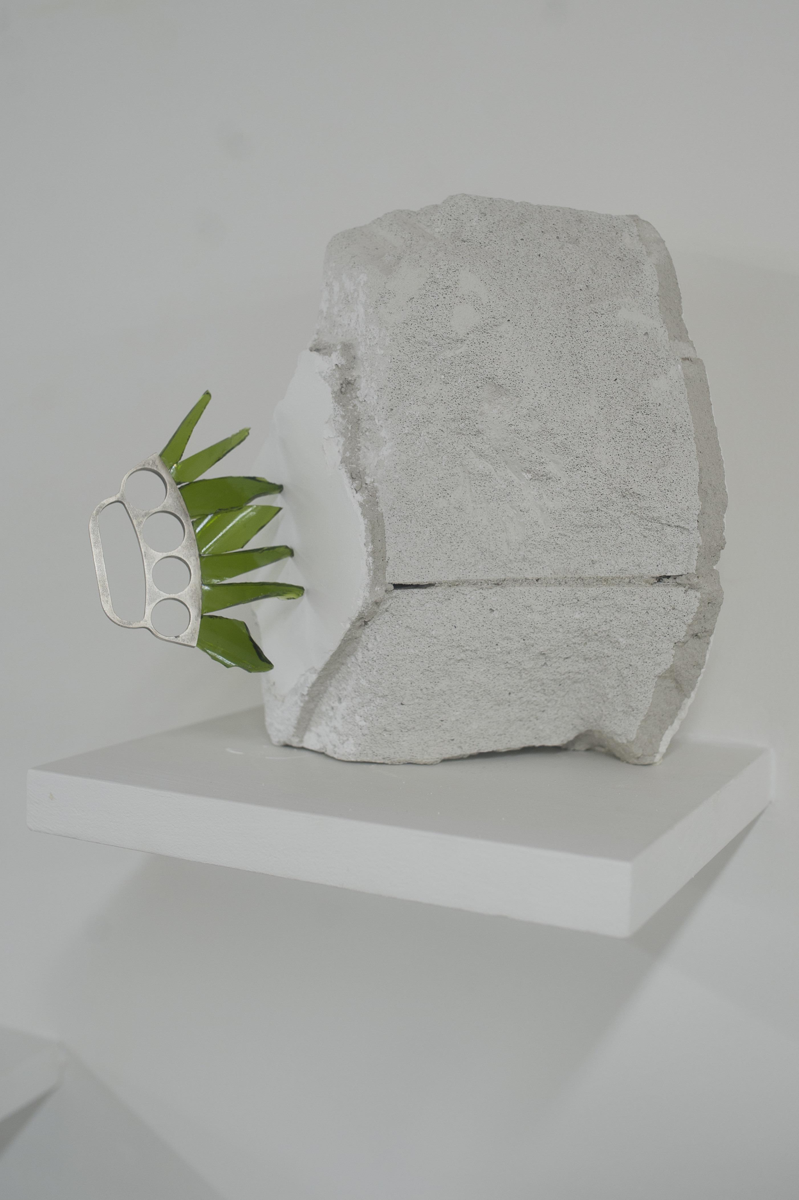 Tirapugni, 2018, tirapugni in vetro e argento su pezzo di muro cm 31x21x23