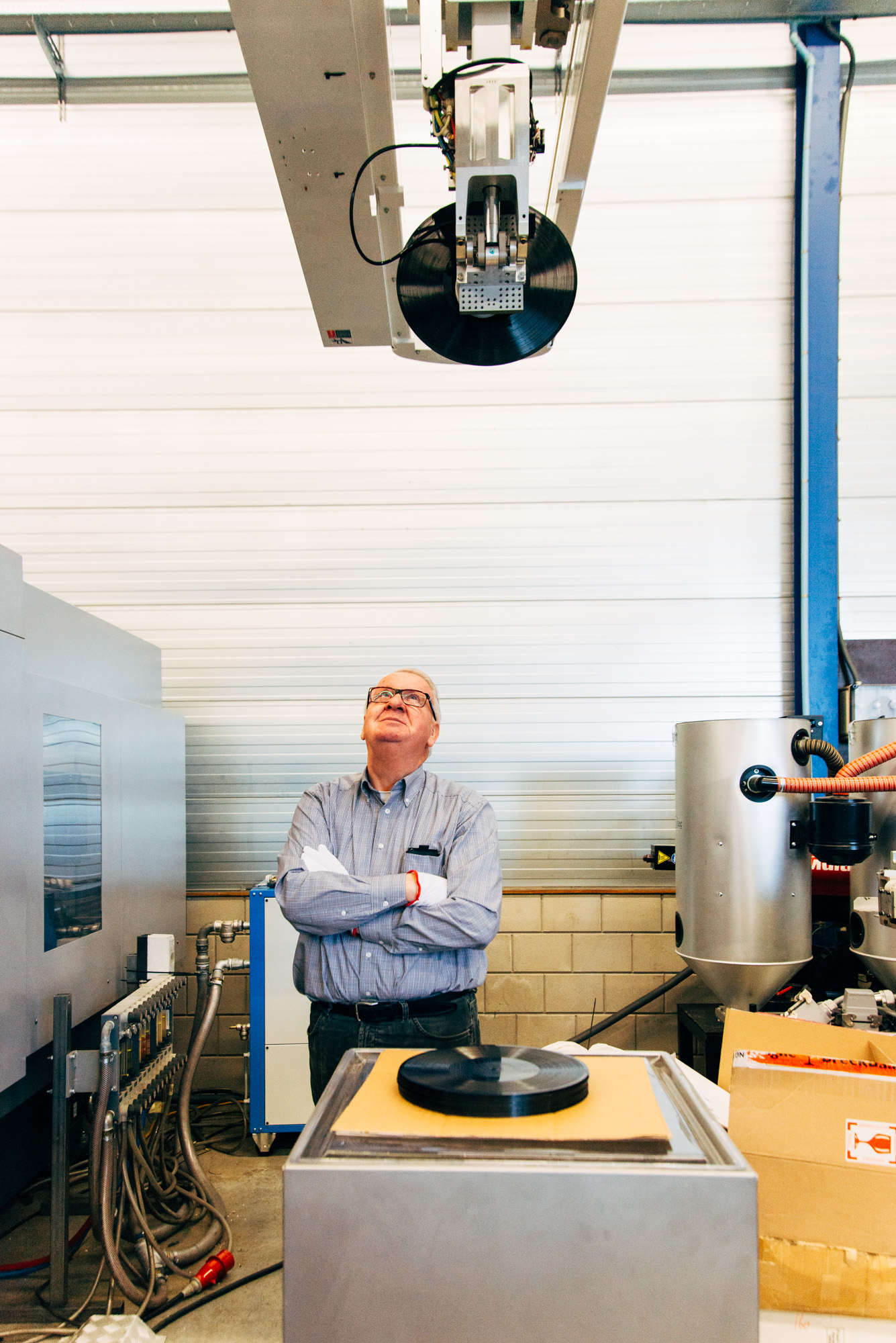 Techniker Pieter van Ettro unter einem Roboterarm mit einer fertigen Spritzgussplatte, Symcon / Mint Magazin / Holland 2016