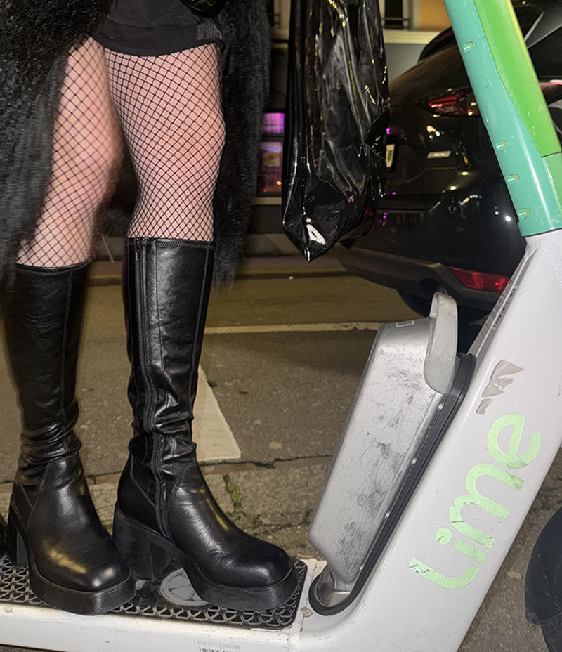 Ist die Nacht vorbei, reitet sie auf einem edlen Pferd zur&uuml;ck in die Realit&auml;t.