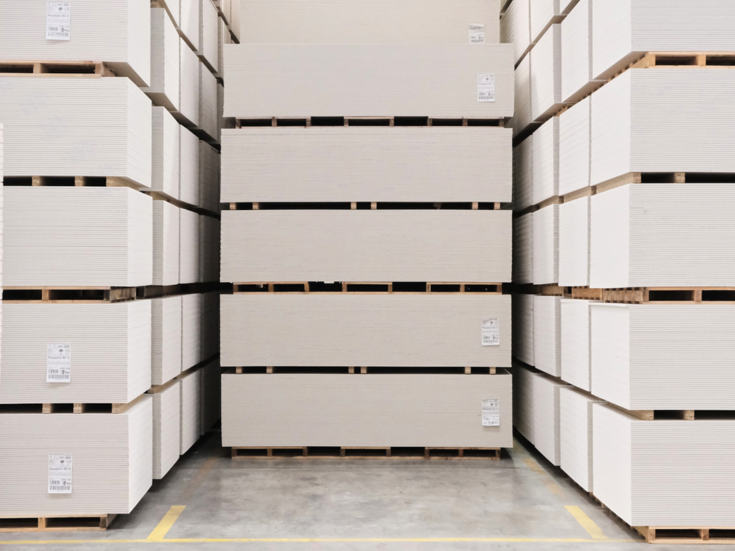 07.2021 Visite et tournage dans l'usine de plaques de plâtre de Vaujours dans l'Est parisie, elle représente à elle-seule la moitié de la production francilienne. 