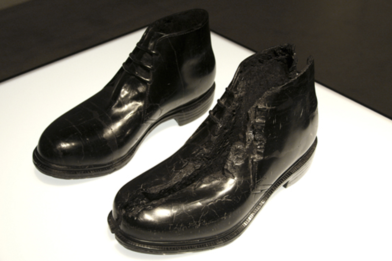 Alejandra PrietoBlack Flees, 2015Carbón mineral y resina16 x 30 x 30 cm