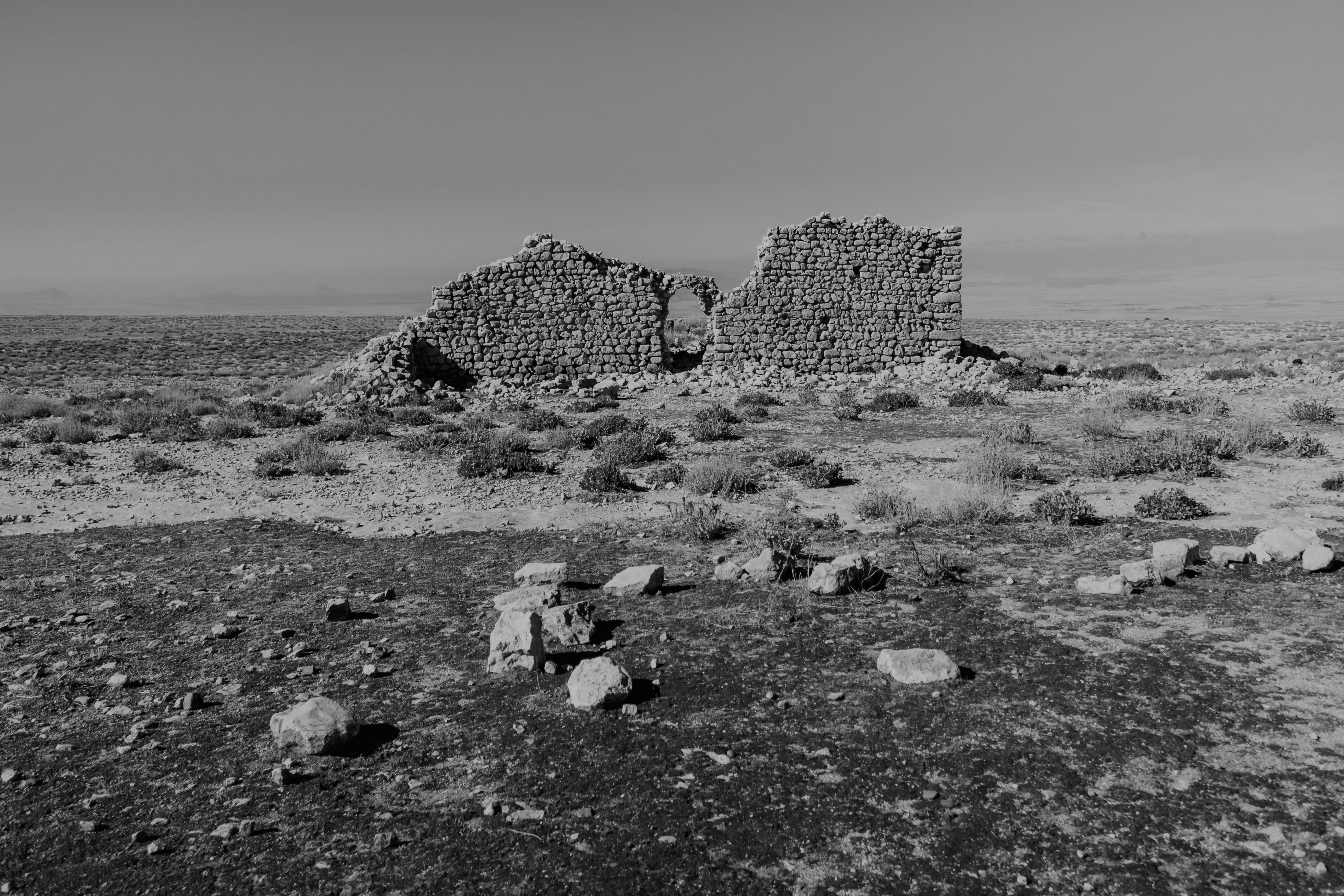 Mehdi Ben Temessek, Faire le mur II, Photographie numérique sur papier métallique, 60x40cm, 2024
