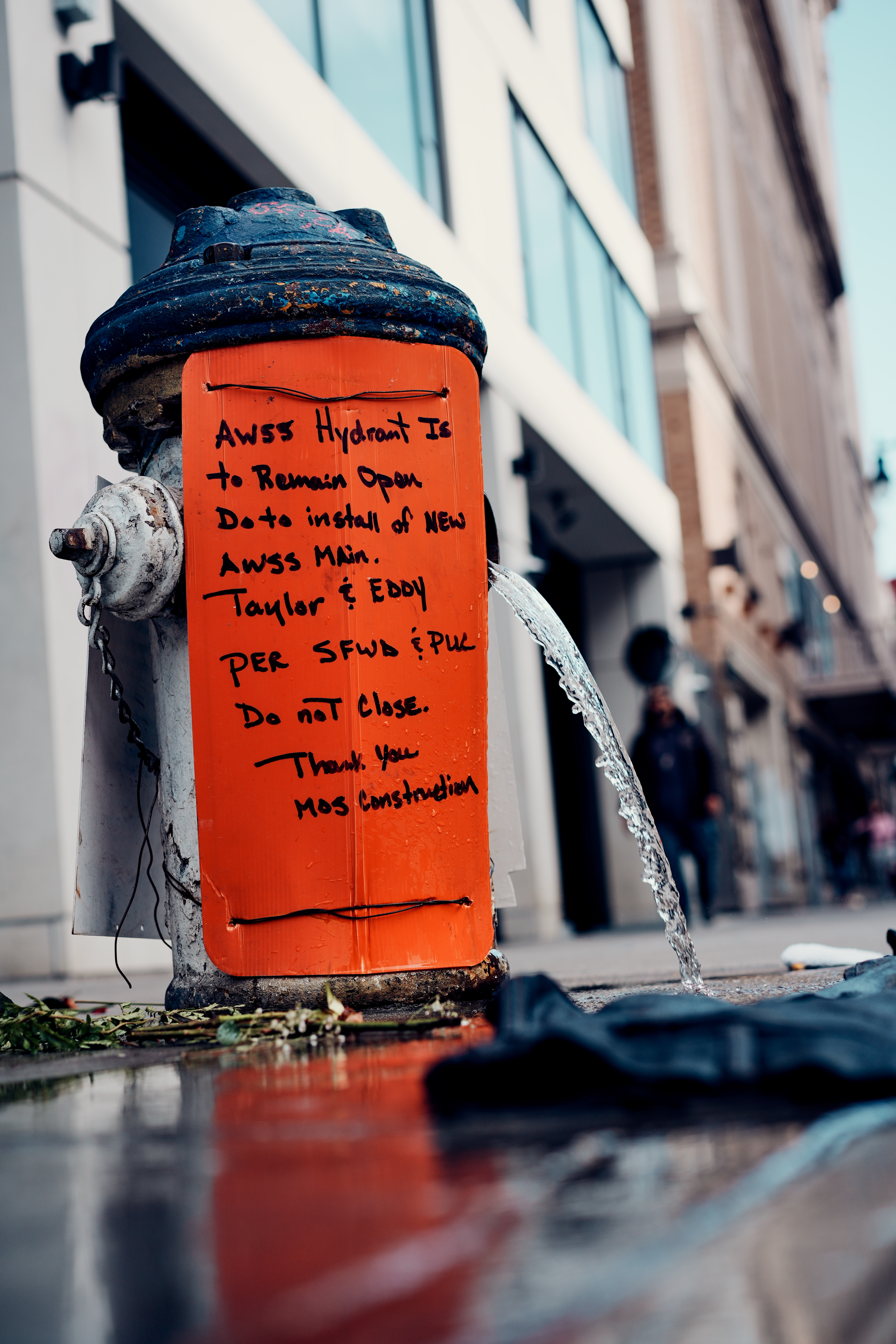 5 minutes walk away from the Turk residence hall, lays this fire hydrant. However, after staying here for three months, the government shows no signs of fixing it, potentially demonstrating their attitude towards the Tenderloin.