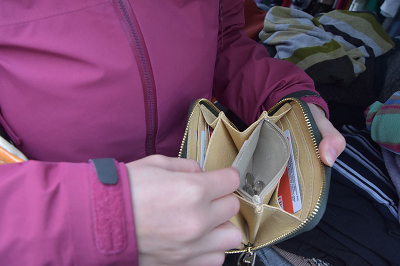 Ein Blick ins Portemonnaie zeigt: Wir m&uuml;ssen mit der Verk&auml;uferin um den Preis verhandeln. So kommen wir ins Gespr&auml;ch. 