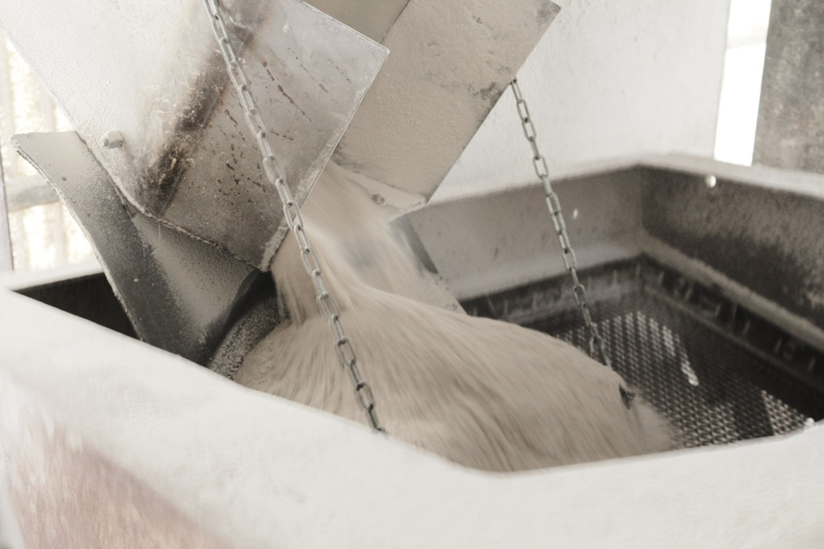 Il est versé sur un tamis qui élimine les gros morceaux restants.