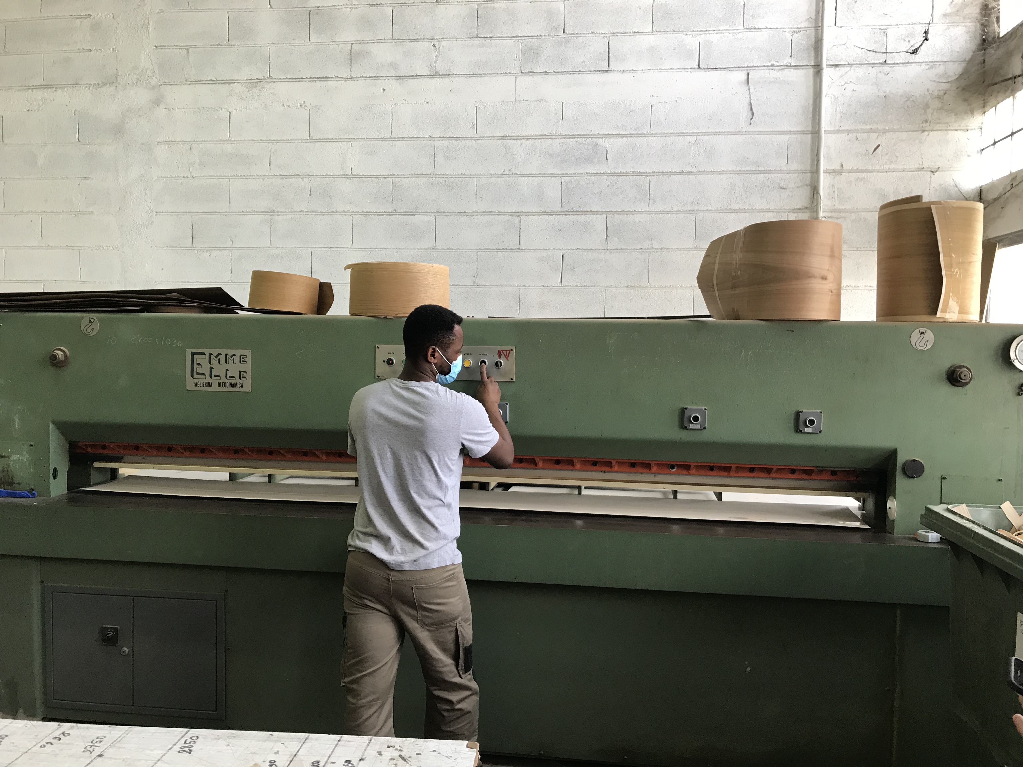 Pour avoir des lignes bien droites qui coincident, les plaques sont placées en pré-découpe au massicot