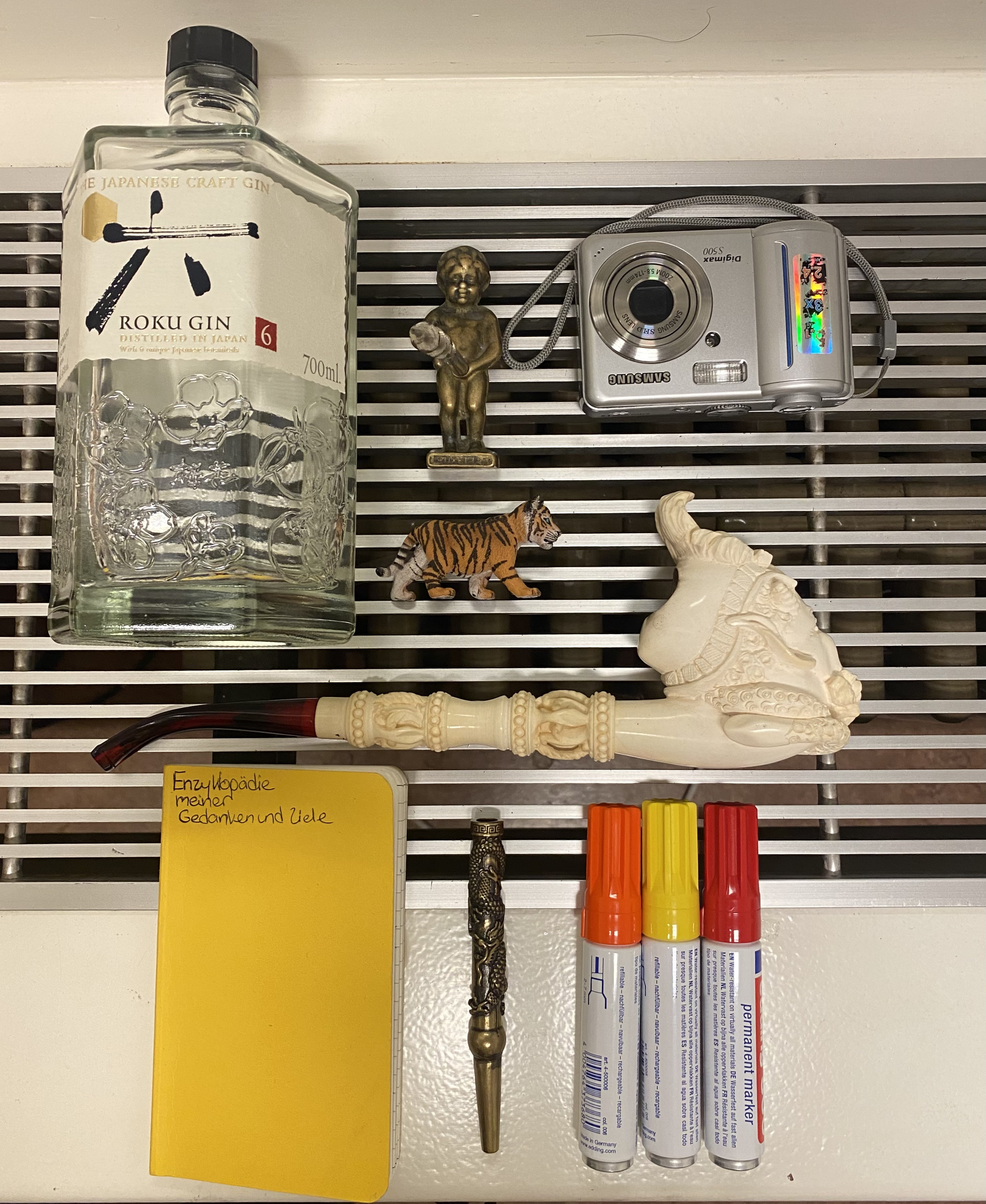 WHAT&rsquo;S IN THEIR BAG?  von Micha Marfurt