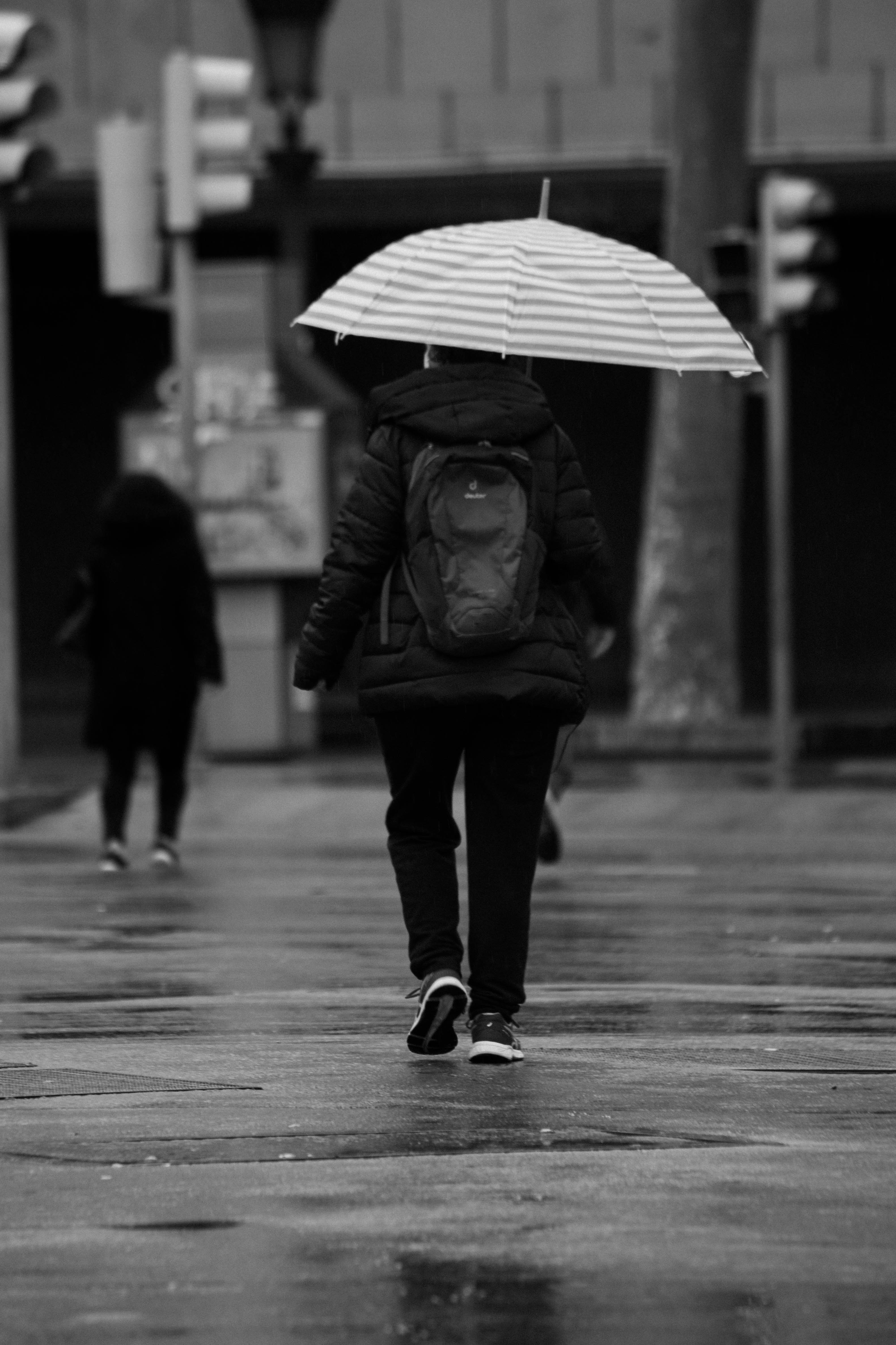 Ella camina nerviosa, llega tarde y tiene los zapatos empapados por dentro. Pero se niega a no hablar con él. 