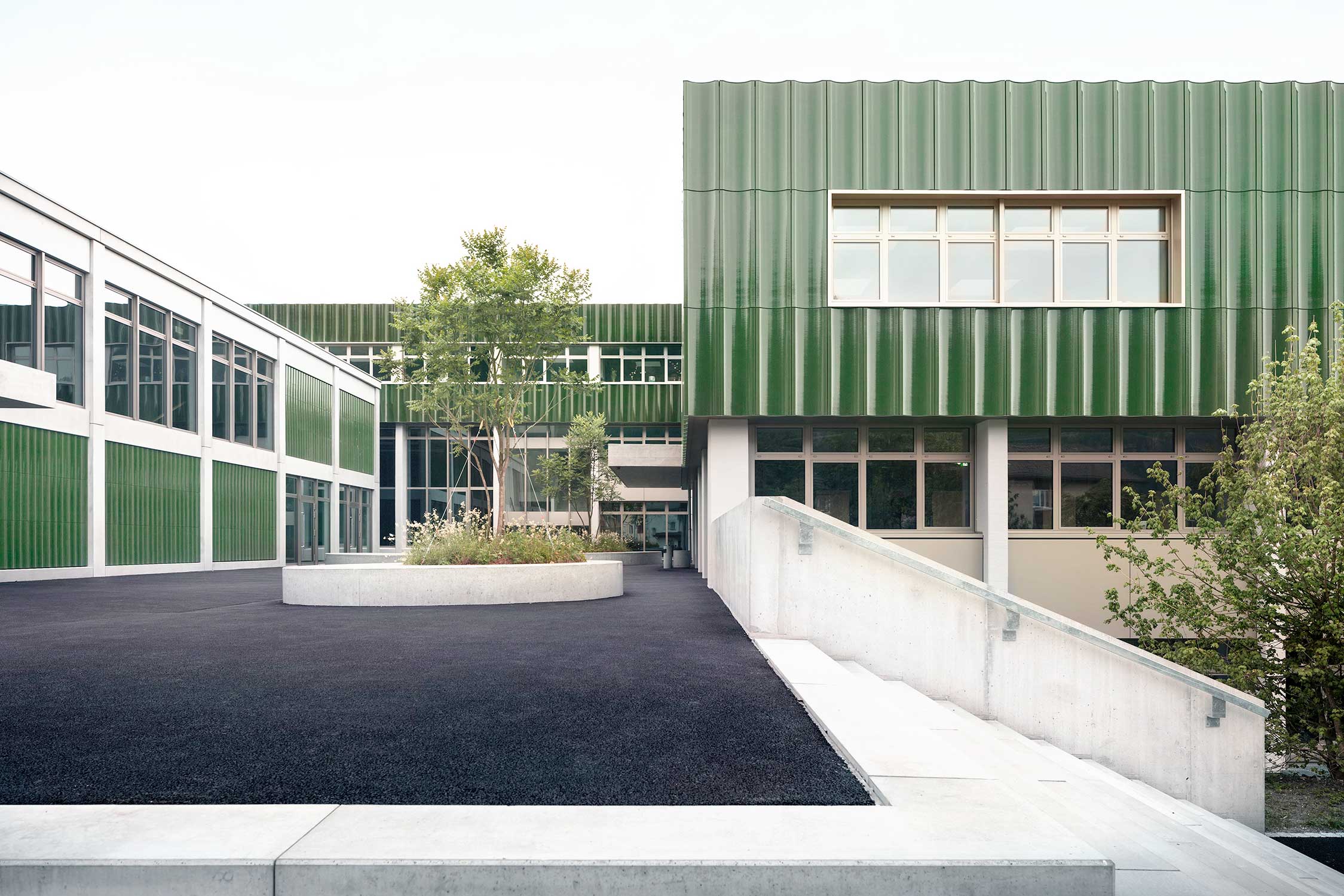 Neuer Pausenhof mit Kopfbau und Schulhaus