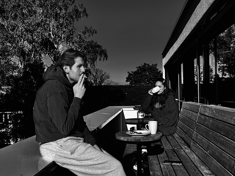 Zwischen Kaffee und Rauch liegt Nachdenklichkeit.