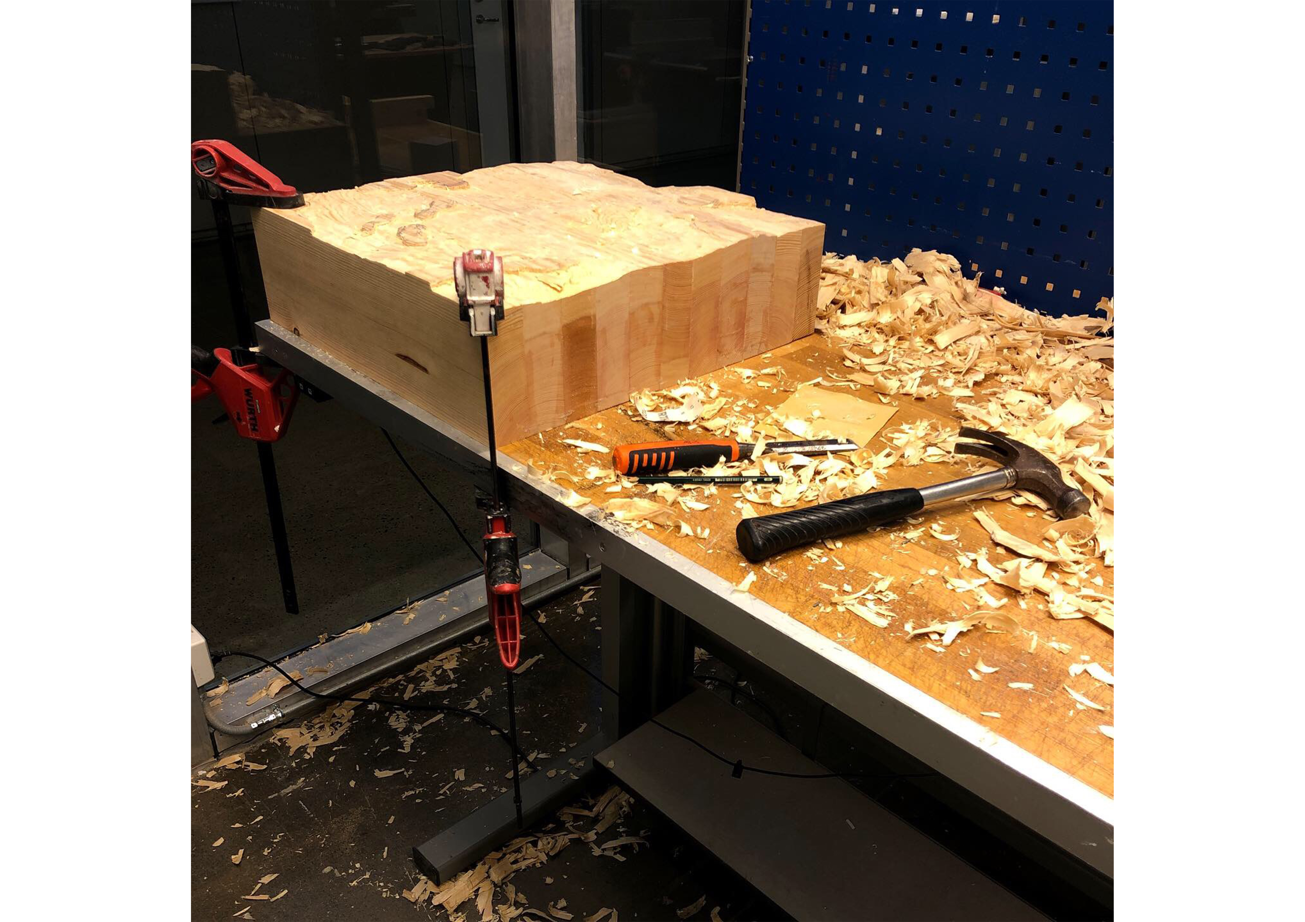 bygning i en furuskog. 2019