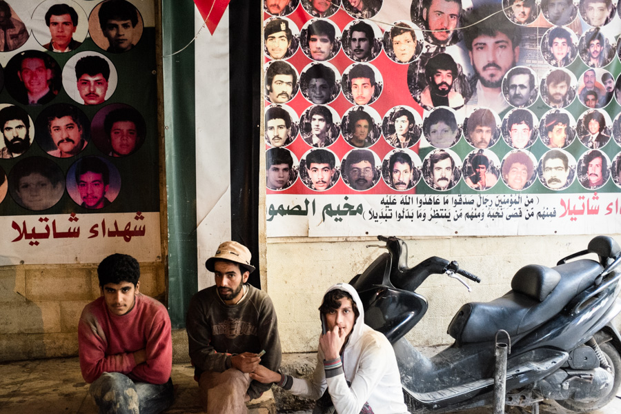 Shatila camp.  Groupe de jeunes devant un poster repr&eacute;sentant les martyrs de la guerre des camps. 