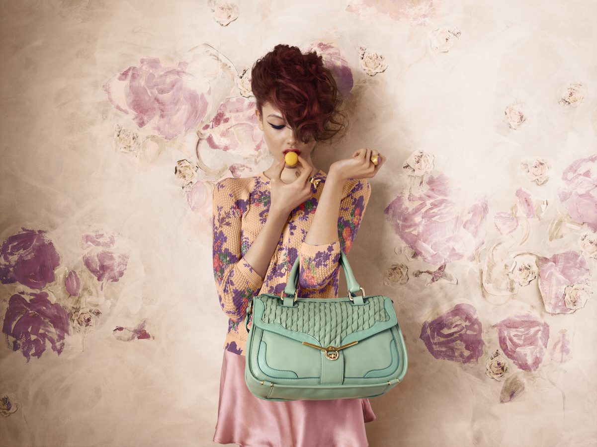Инди новинки. Девушки в креативных позах с сумкой. Сумка в стиле романтик. Крутая мода цветы. Сумка с цветочным принтом.