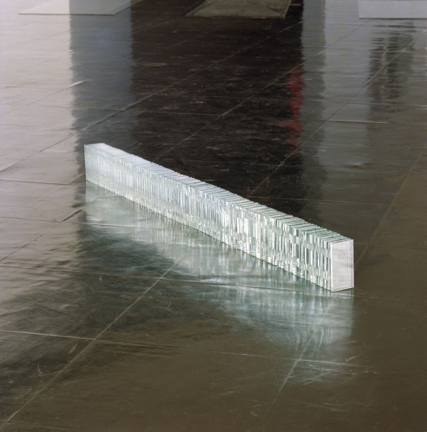 1990   I   sem título   I   vidro e silicone   I   12 x 200 x 7 cm