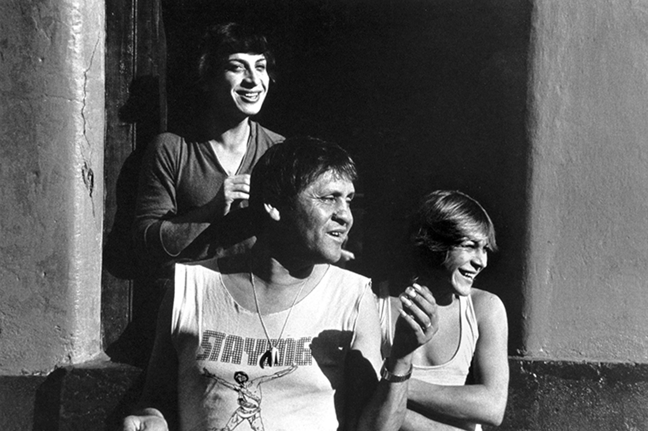 Paz ErrázurizAndrea Polpaico, Maribel y Deborah, serie "La Manzana de Adán", 1986Fotografía52.7 x 76.5 cm