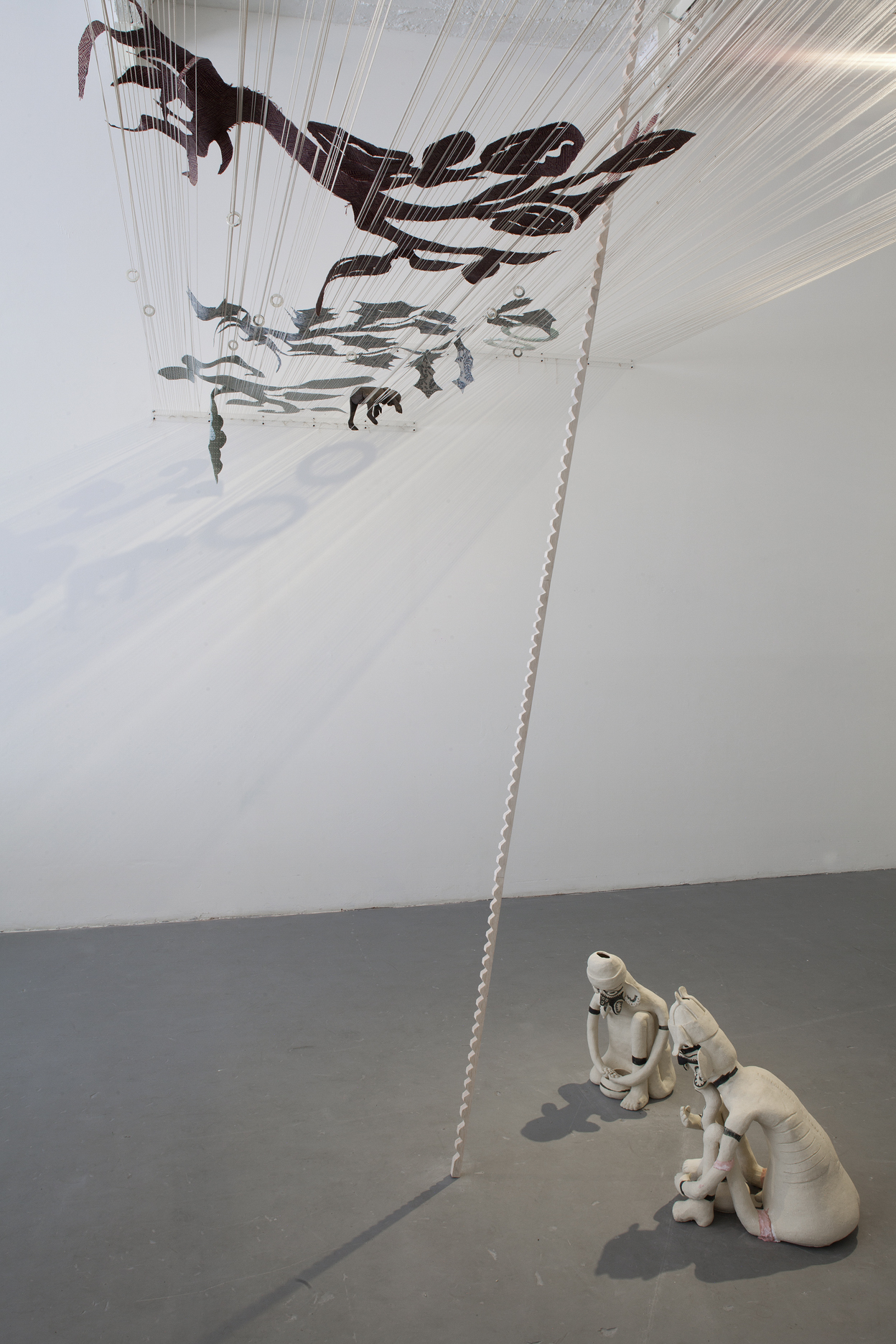 Propuesta para reconstruir y reinterpretar una ontología, vista general, cerámica de alta y baja temperatura, talla en madera, textil, plata, canasta de otate y tabáco, 420 x 300 x 625 cm, Galeria PARQUE, 2017.