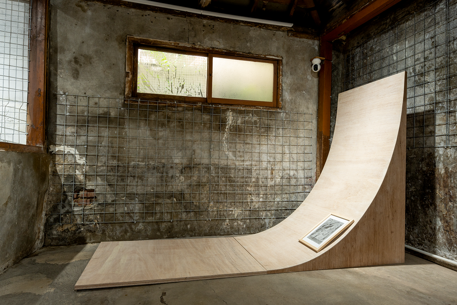 모서리(챔버 ver.) 2023, 합판, 가변크기(70 x 200 x 130 cm)  위 류우석 작가 드로잉