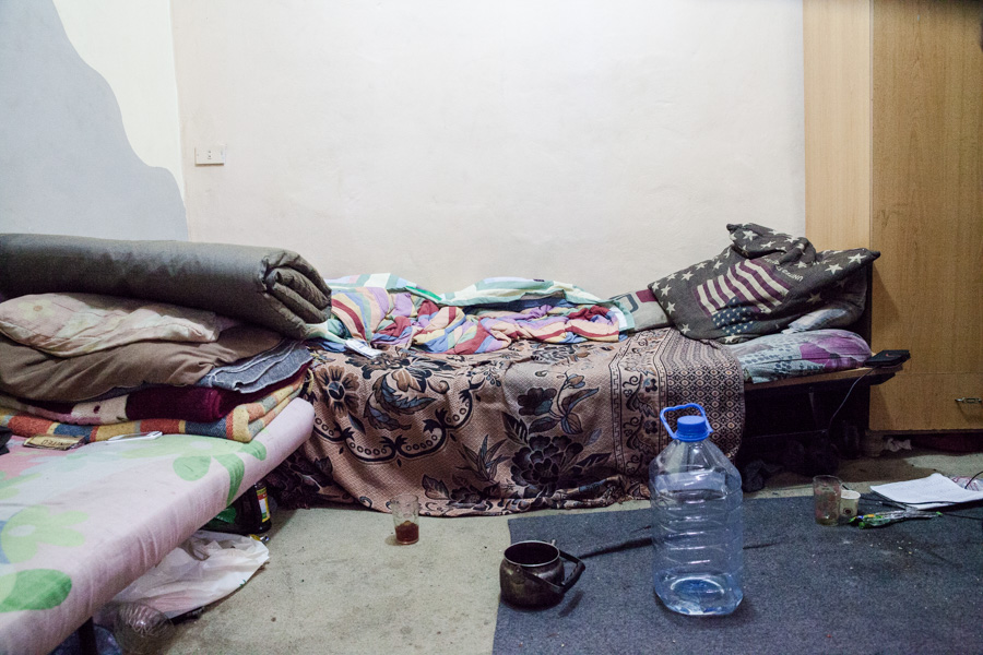 4 ou 5 syriens se partagent ce logement, de la taille d'une chambre, pour un loyer de 200$ par mois. 