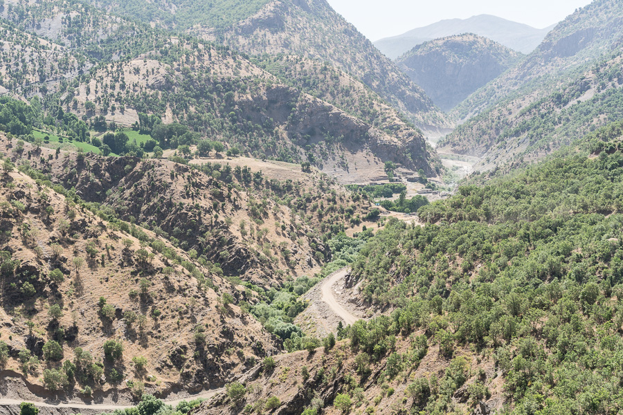 C&ocirc;t&eacute; iranien, les kolbers doivent d&eacute;charger leurs marchandises pour qu'elles soient inspect&eacute;es par la douane.