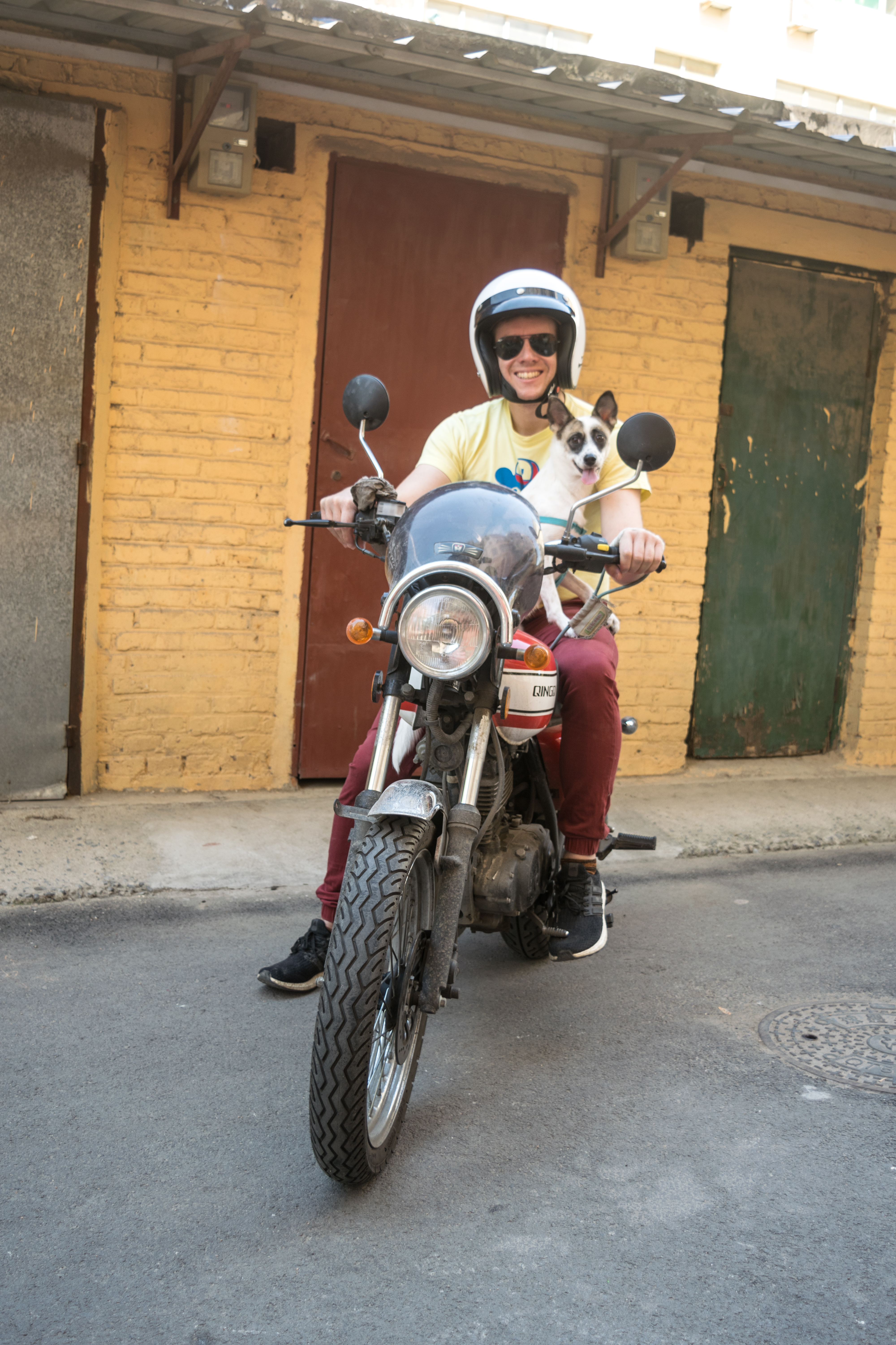 Chris y Mooncake, su perra