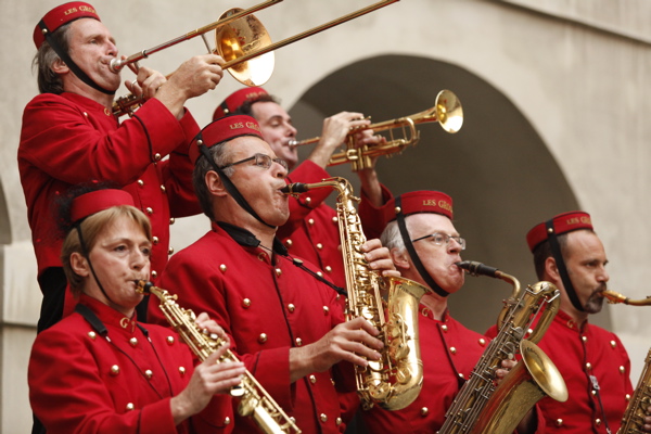 La BaronnadeFANFARE THÉÂTRALEFanfare tout terrain, spécialiste du délassement comique et musical, les Grooms proposent un service musical de qualité en plein air. Spécialités : haies d'honneur, bal-express, poésies sur herbe, musique horizontale, chœurs de proximité, tapis rouge vivant, sérénades acrobatiques. Répertoire : de la Java au Jazz, de la renaissance à Stravinsky, de la Salsa à la musique roumaine ou japonaise.