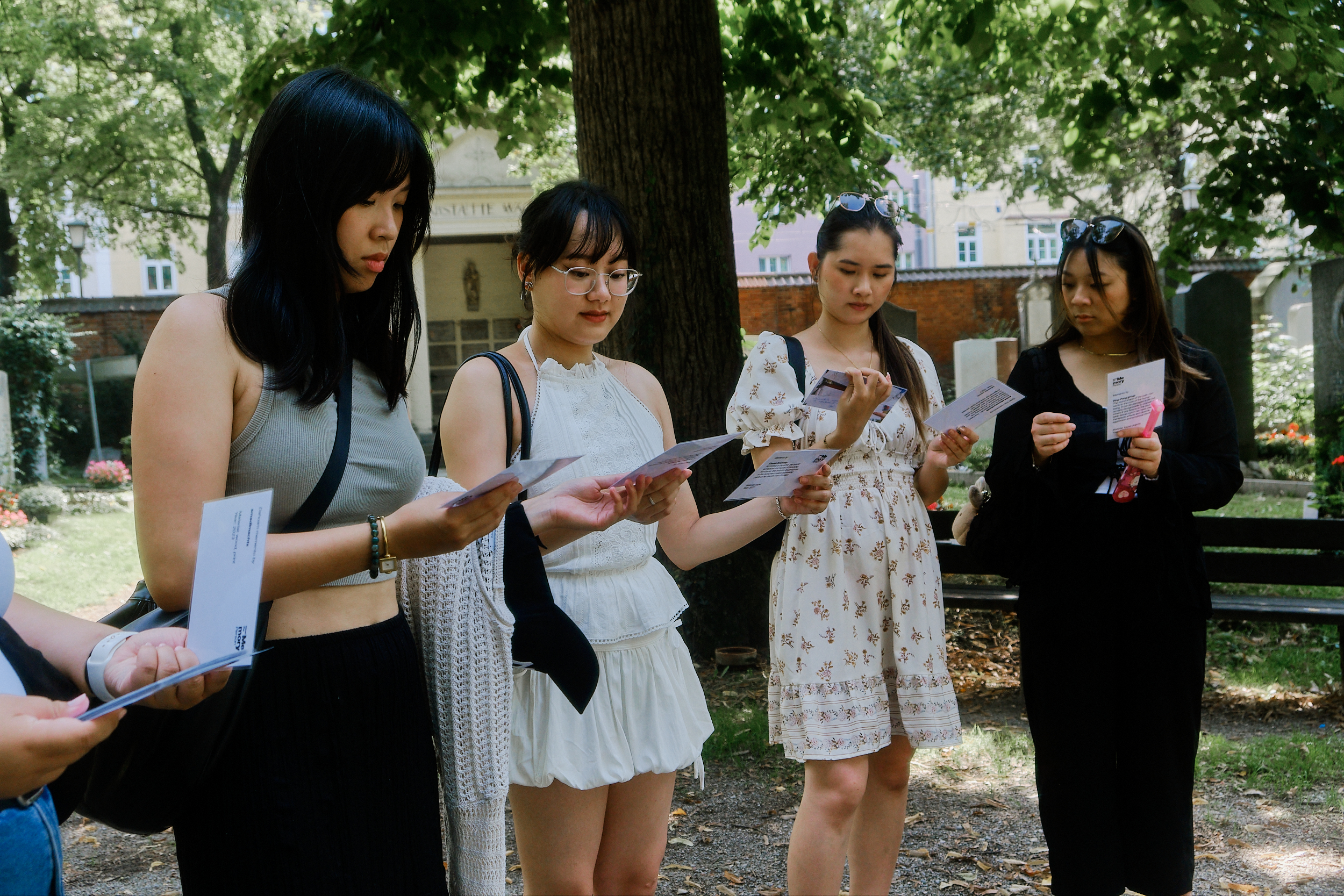 Audience during the interactive city walk, learning about the mementos that the Memory Person carries on their body. Munich, 2024. Photograph: Sandra Singh.