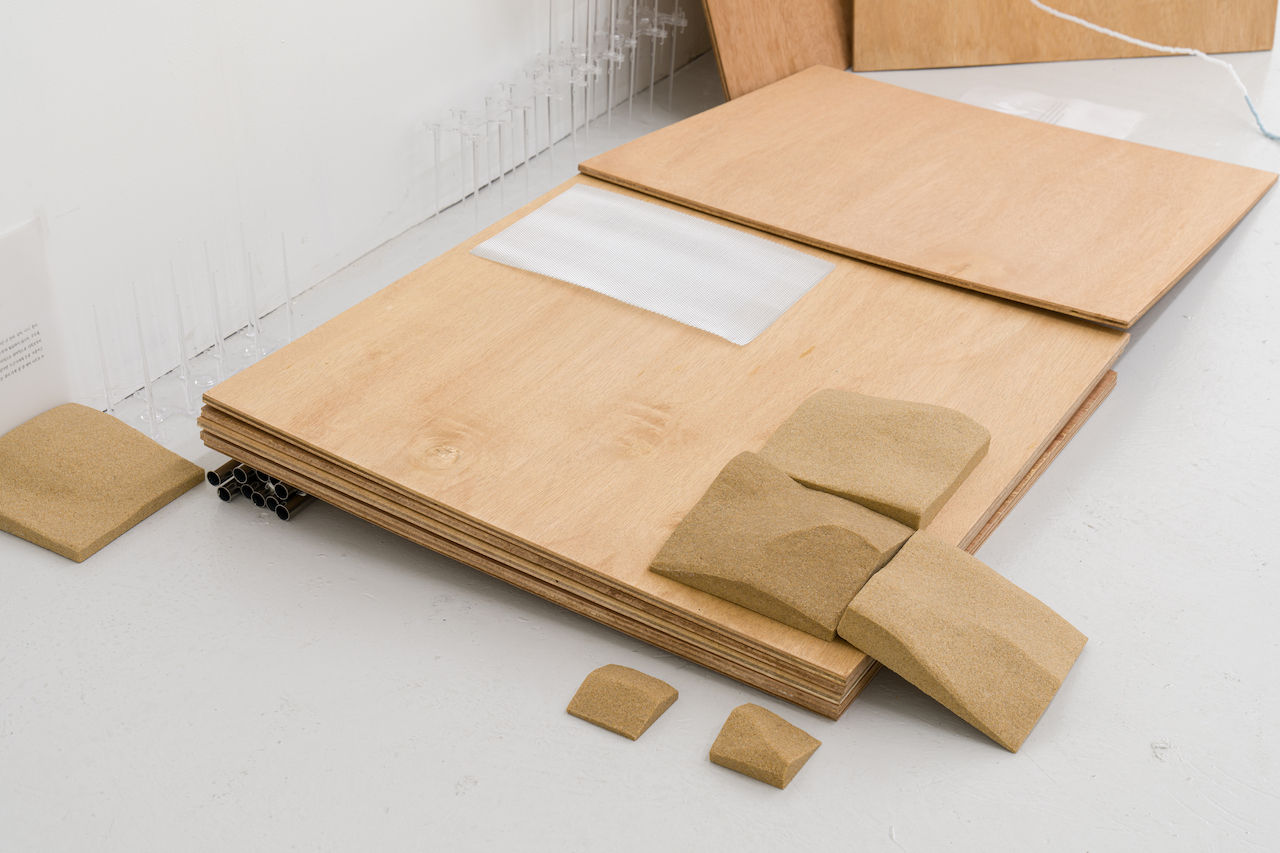 Temporary Land, 2022, 실리콘, 파이프, 합판, 가변설치