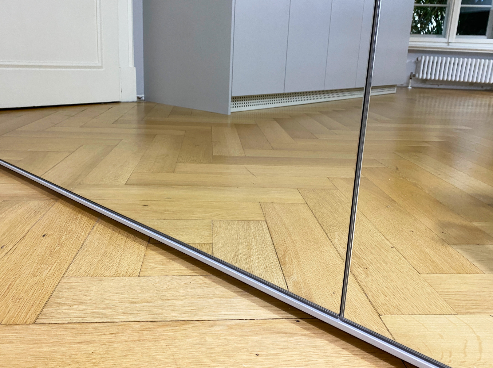 Vierteilige Spiegelfläche in einem Rahmen aus Eichenholz.