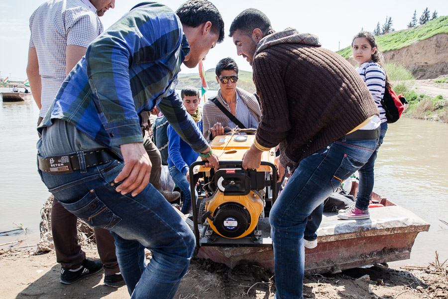 Mars 2014. Semalka, point de passage entre le kurdistan syrien et le kurdistan irakien, c&ocirc;t&eacute; syrien. Les g&eacute;n&eacute;rateurs font partie des chsoes qui transitent le plus entre IRak et Syrie. A cause des divergences politiques entre les deux bords, le terminal fonctionne au ralenti.